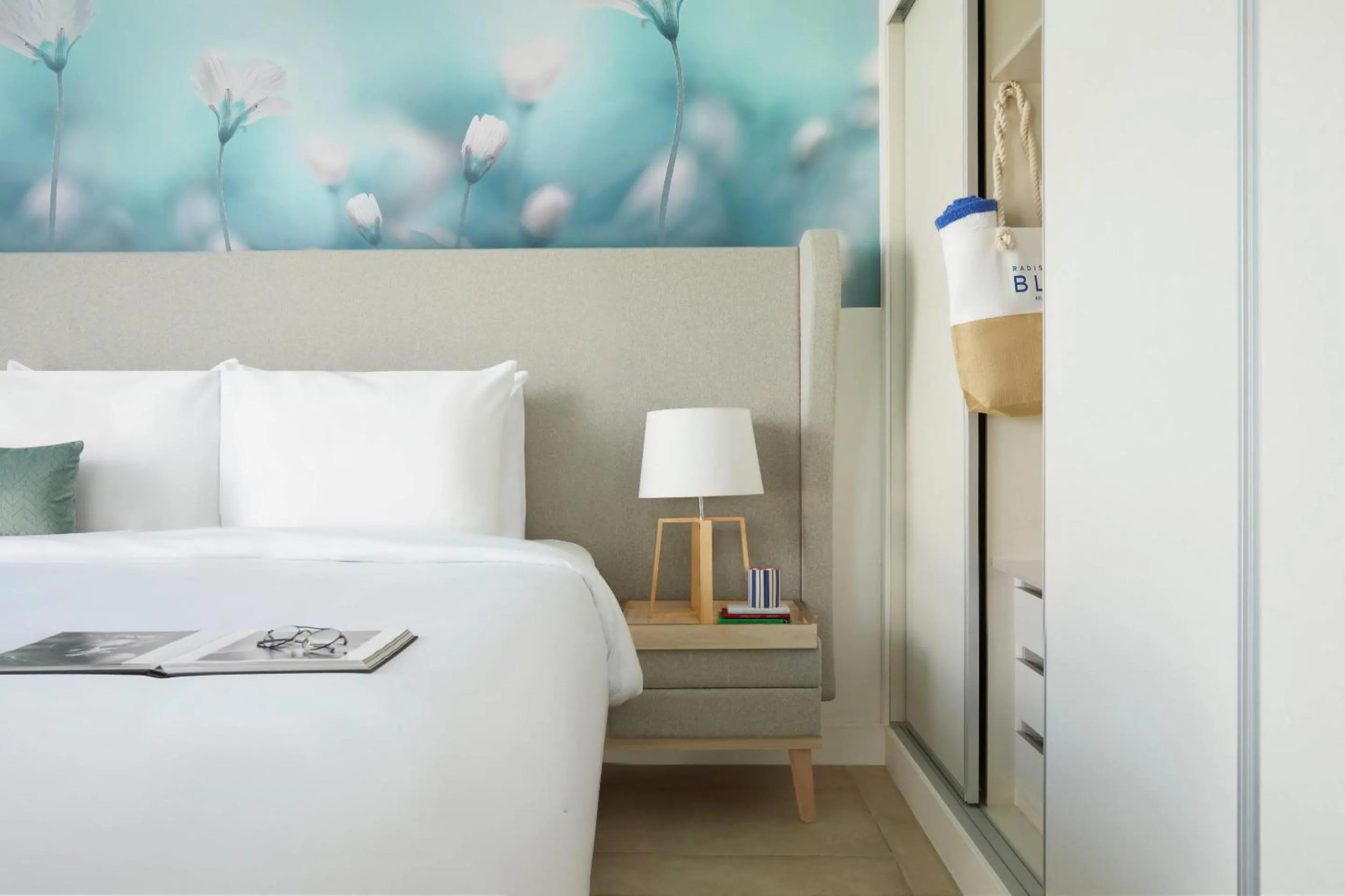 Bedroom, Bed in Radisson Blu Aruba