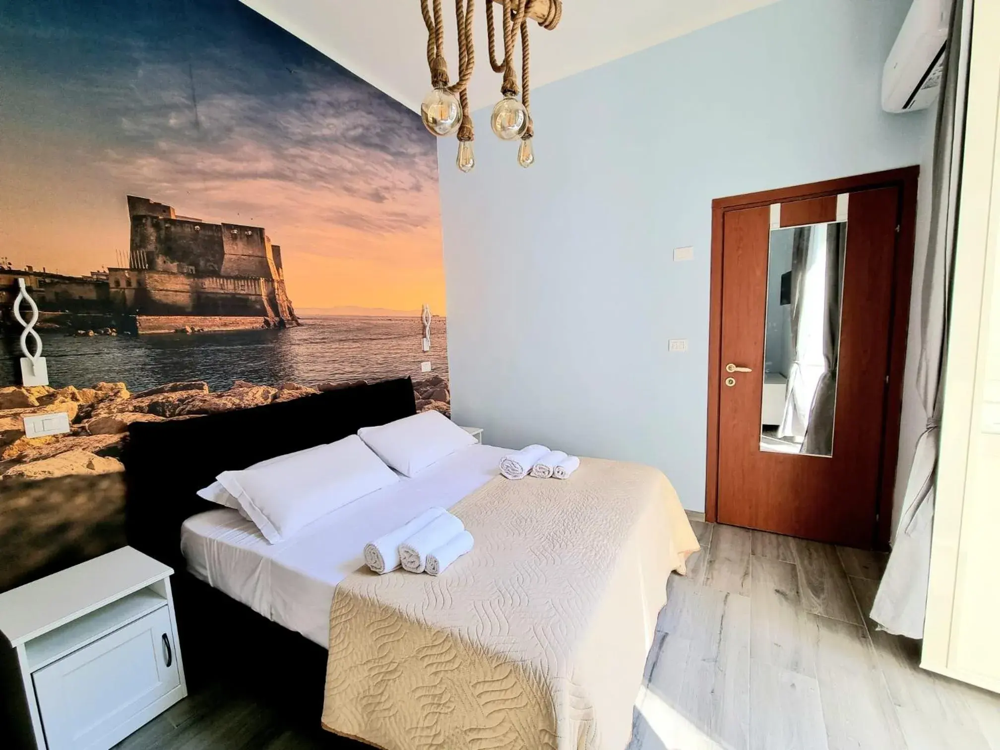 Junior Suite with Balcony in DUOMO 152 NAPOLI Junior Suite with Balcony in DUOMO 152 NAPOLI