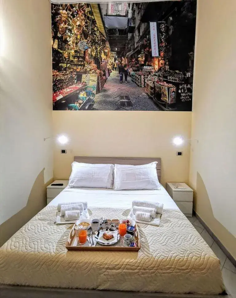 Deluxe Double Room with Balcony in DUOMO 152 NAPOLI Deluxe Double Room with Balcony in DUOMO 152 NAPOLI