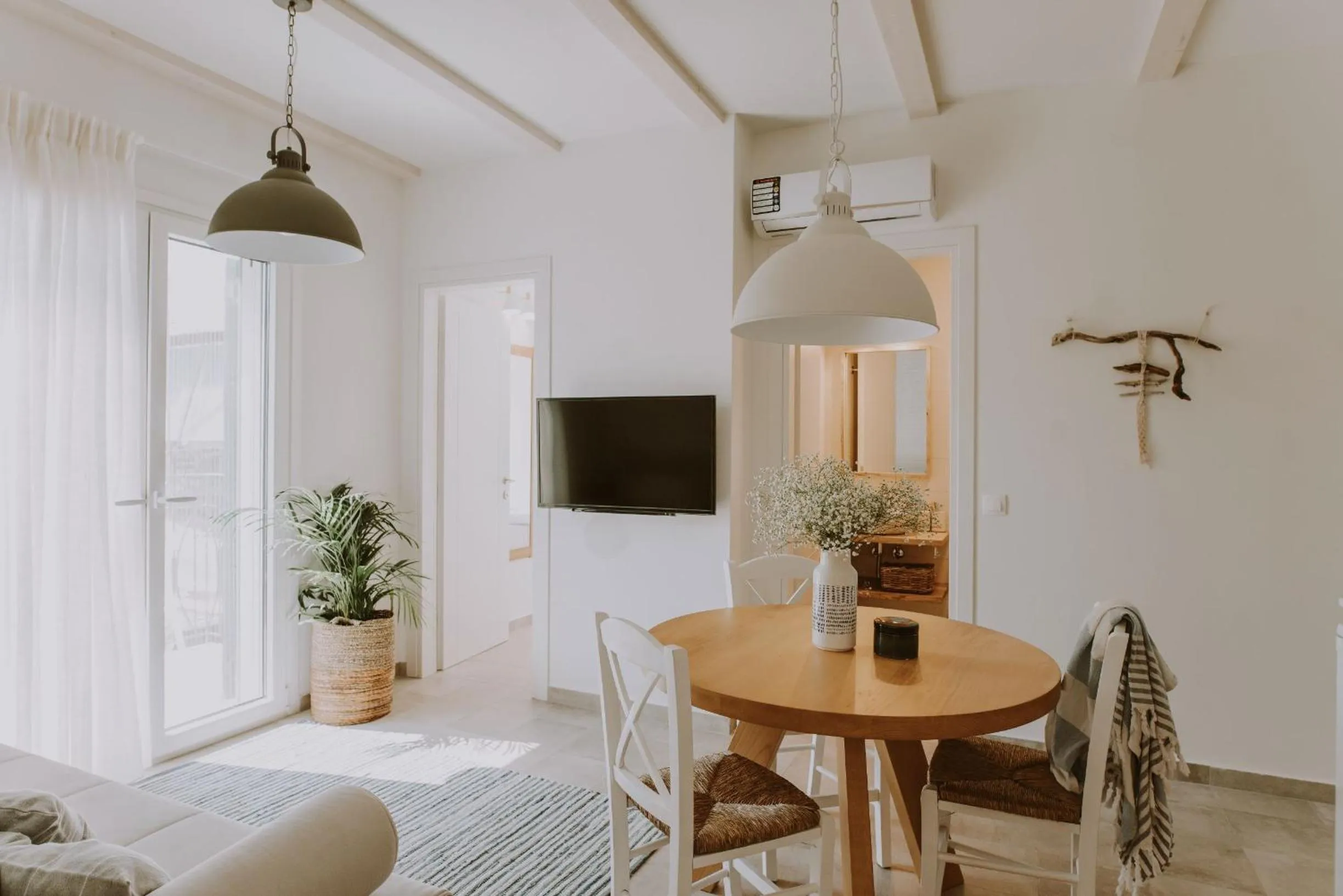 Communal lounge/ TV room in ERIEL Boutique Apartments