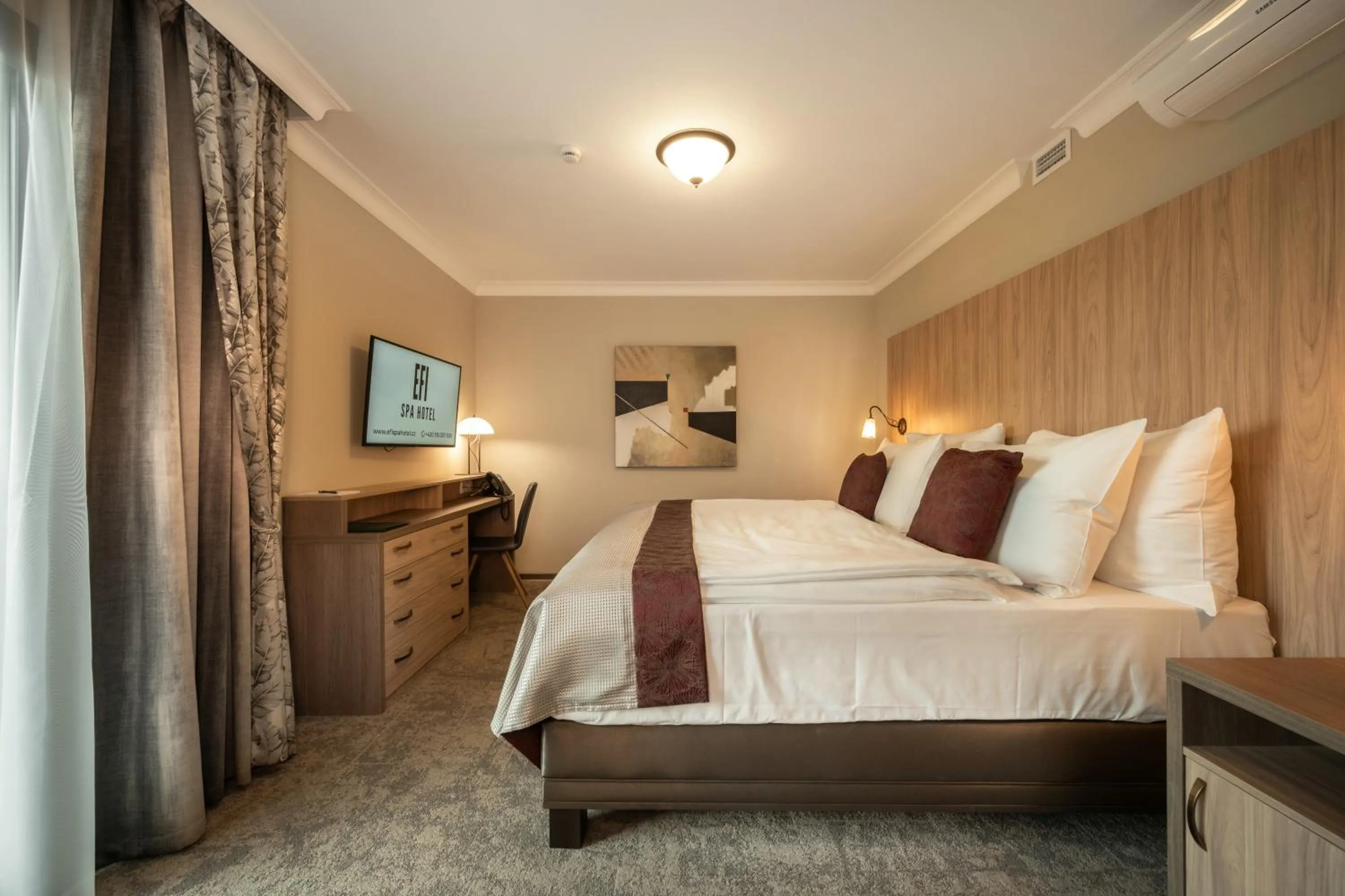 Bed in EFI SPA Hotel Superior & Pivovar