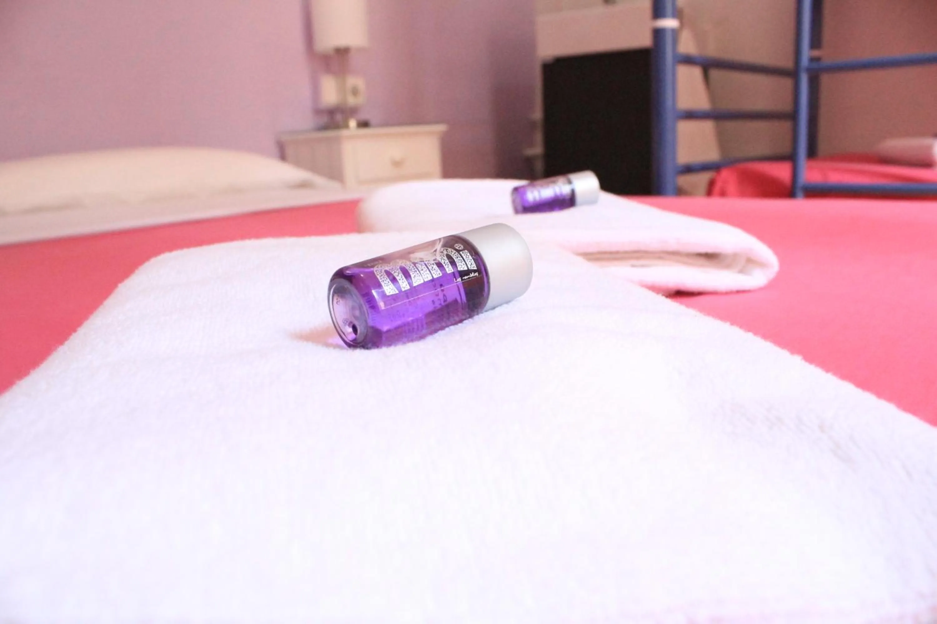 Decorative detail, Bed in Hostal MiMi Las Ramblas