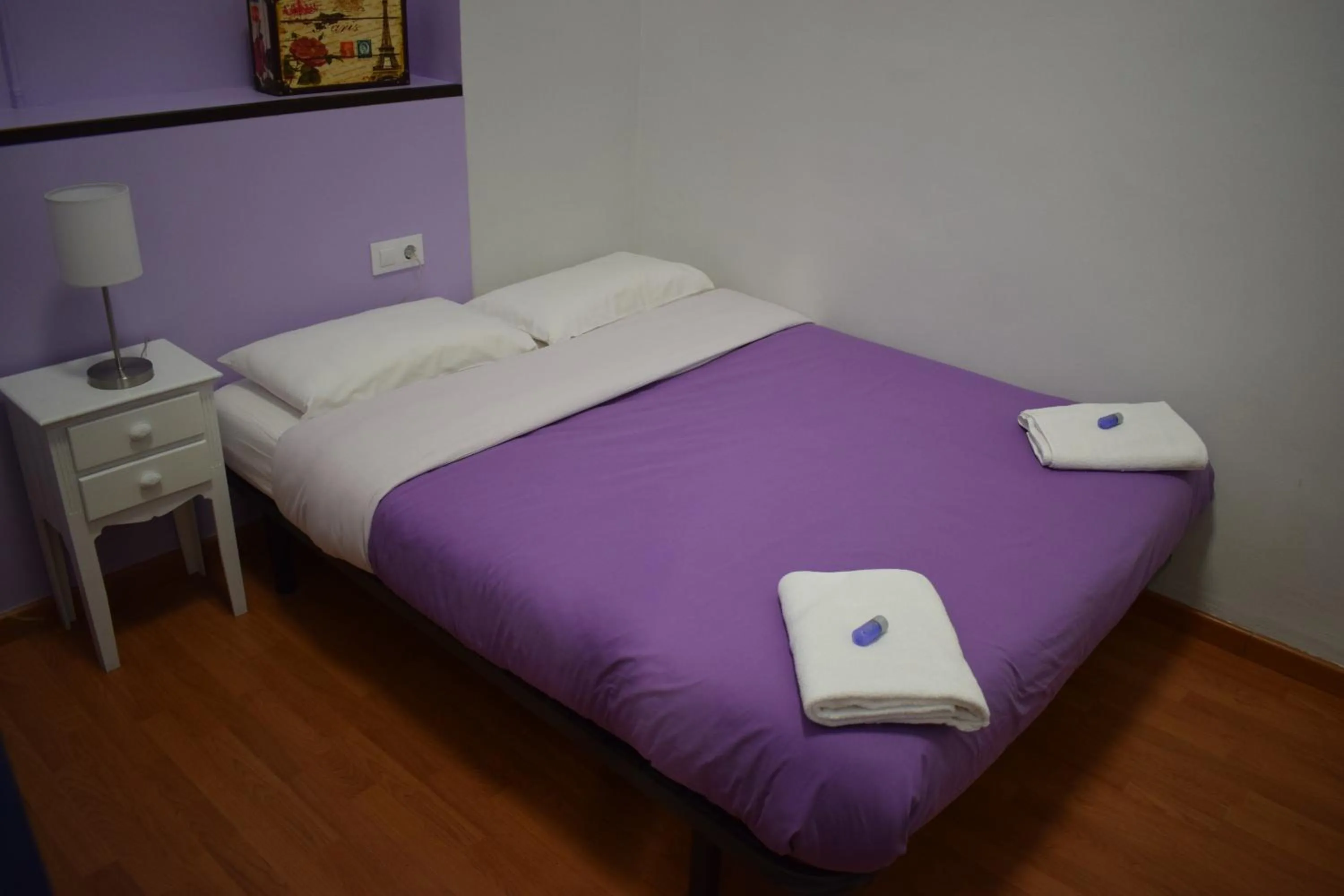 Bed in Hostal MiMi Las Ramblas
