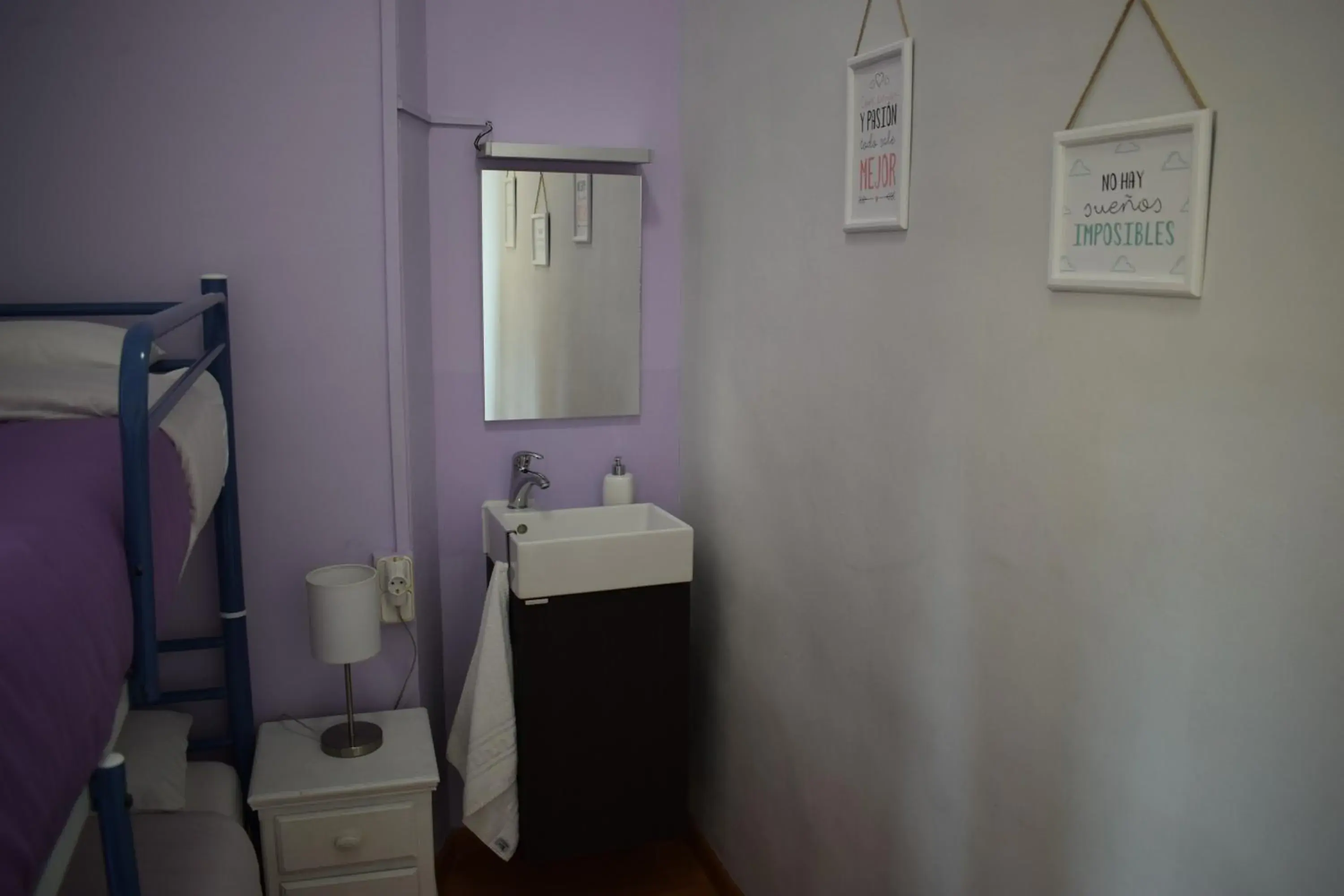 Standard Single Room with Shared Bathroom in Hostal MiMi Las Ramblas Standard Single Room with Shared Bathroom in Hostal MiMi Las Ramblas