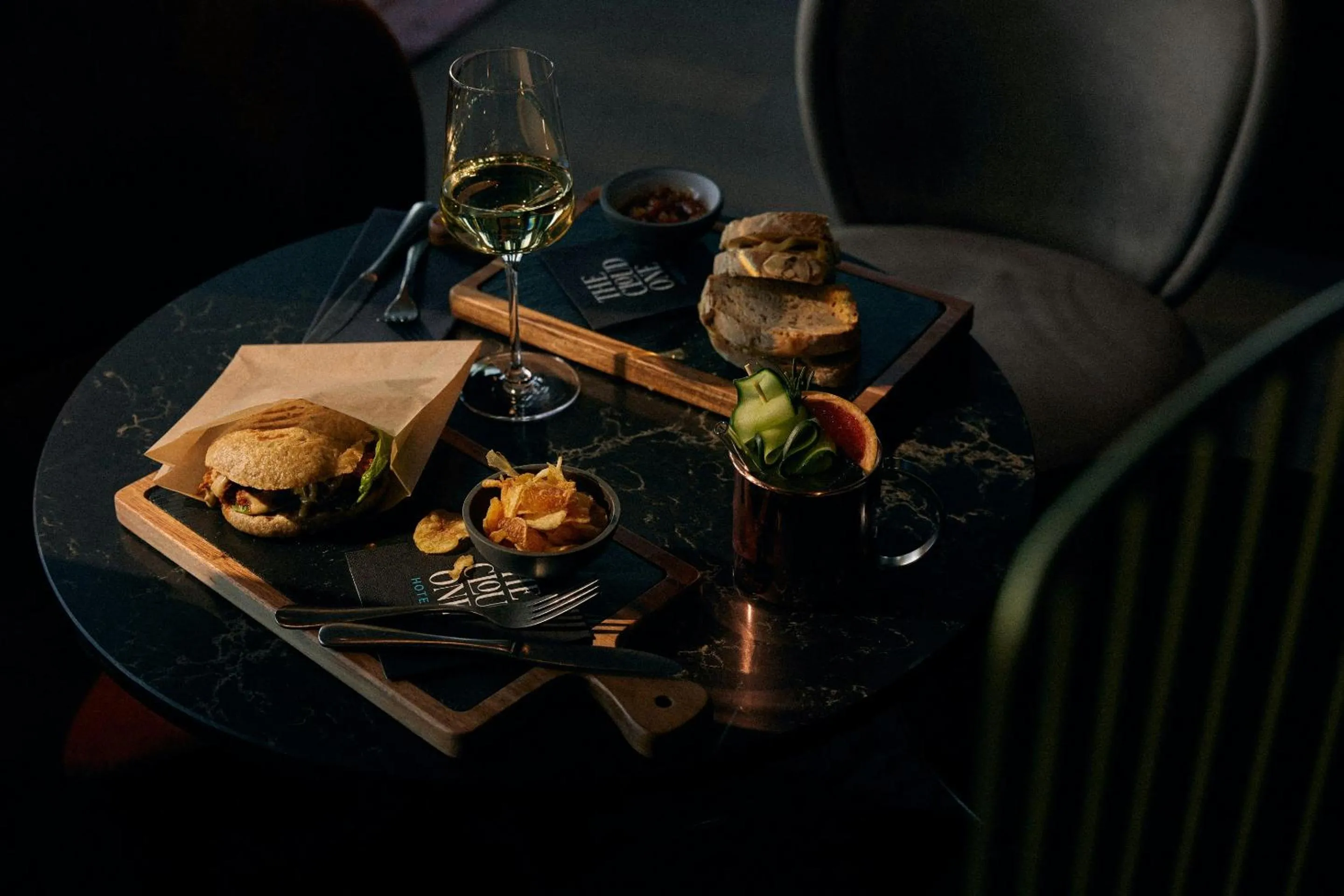 Lounge or bar in The Cloud One Nürnberg, by the Motel One Group