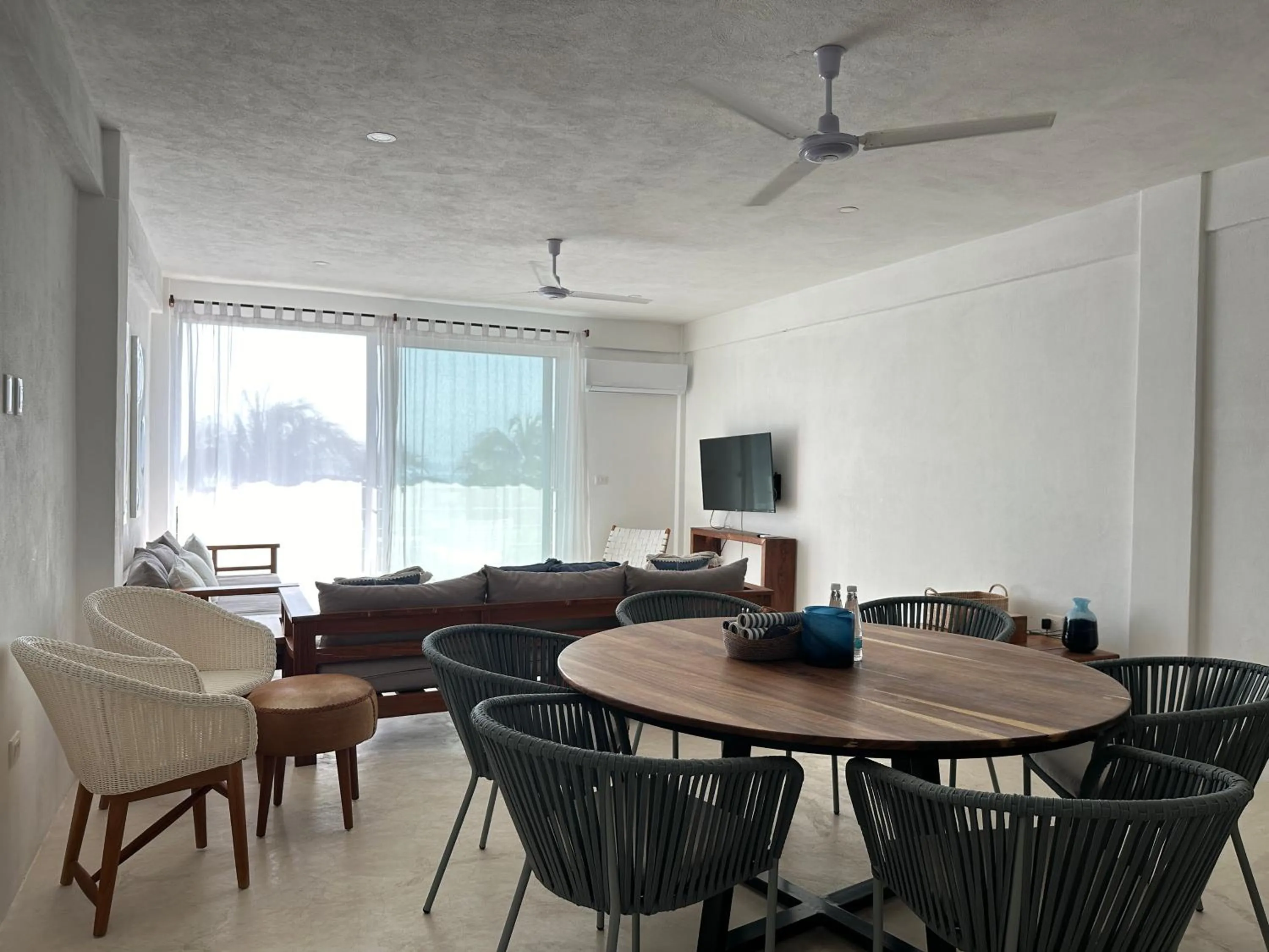 Communal lounge/ TV room in Noah Beach Hotel & Suites