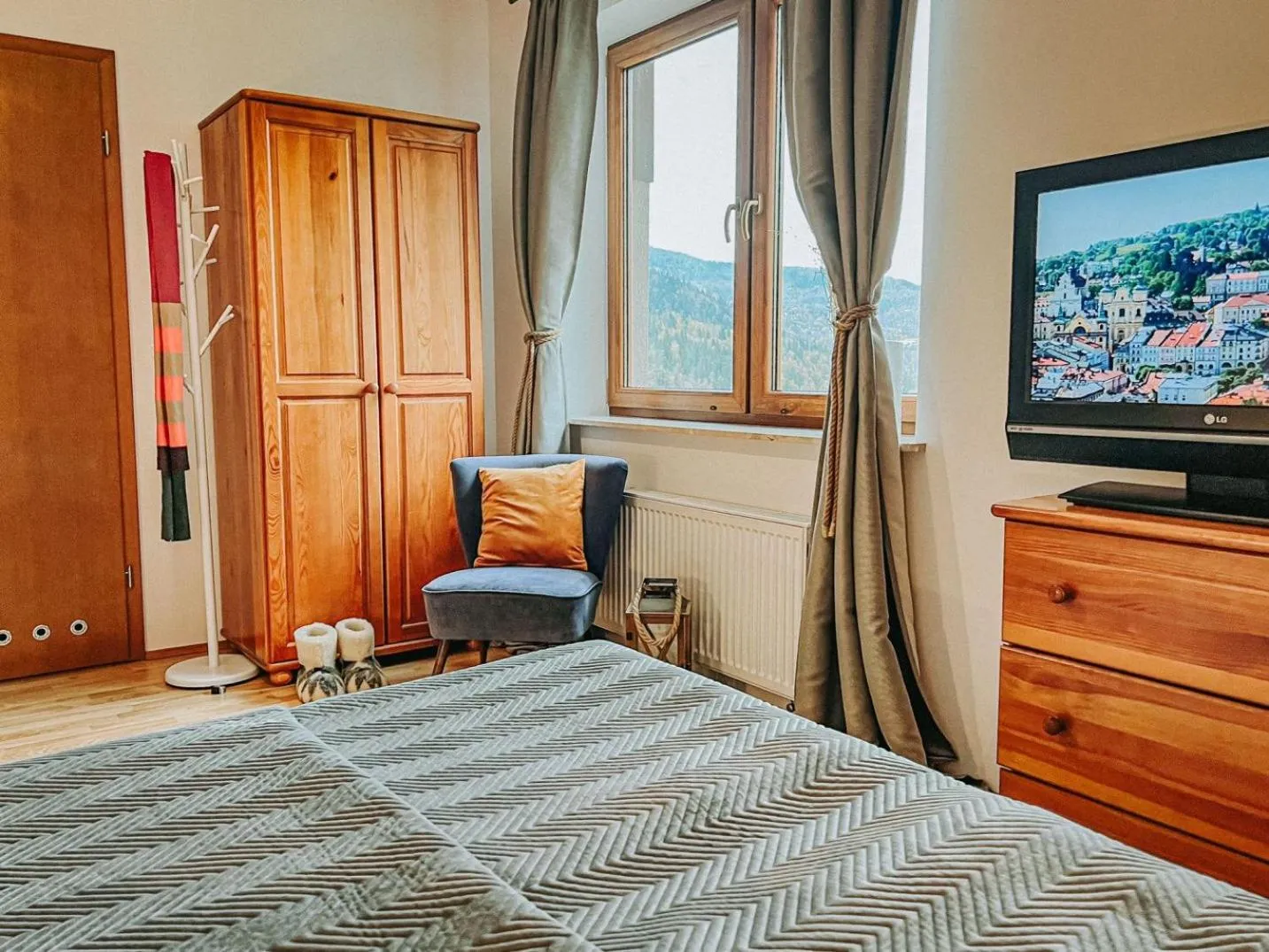 Communal lounge/ TV room, Bed in Przystanek Góry