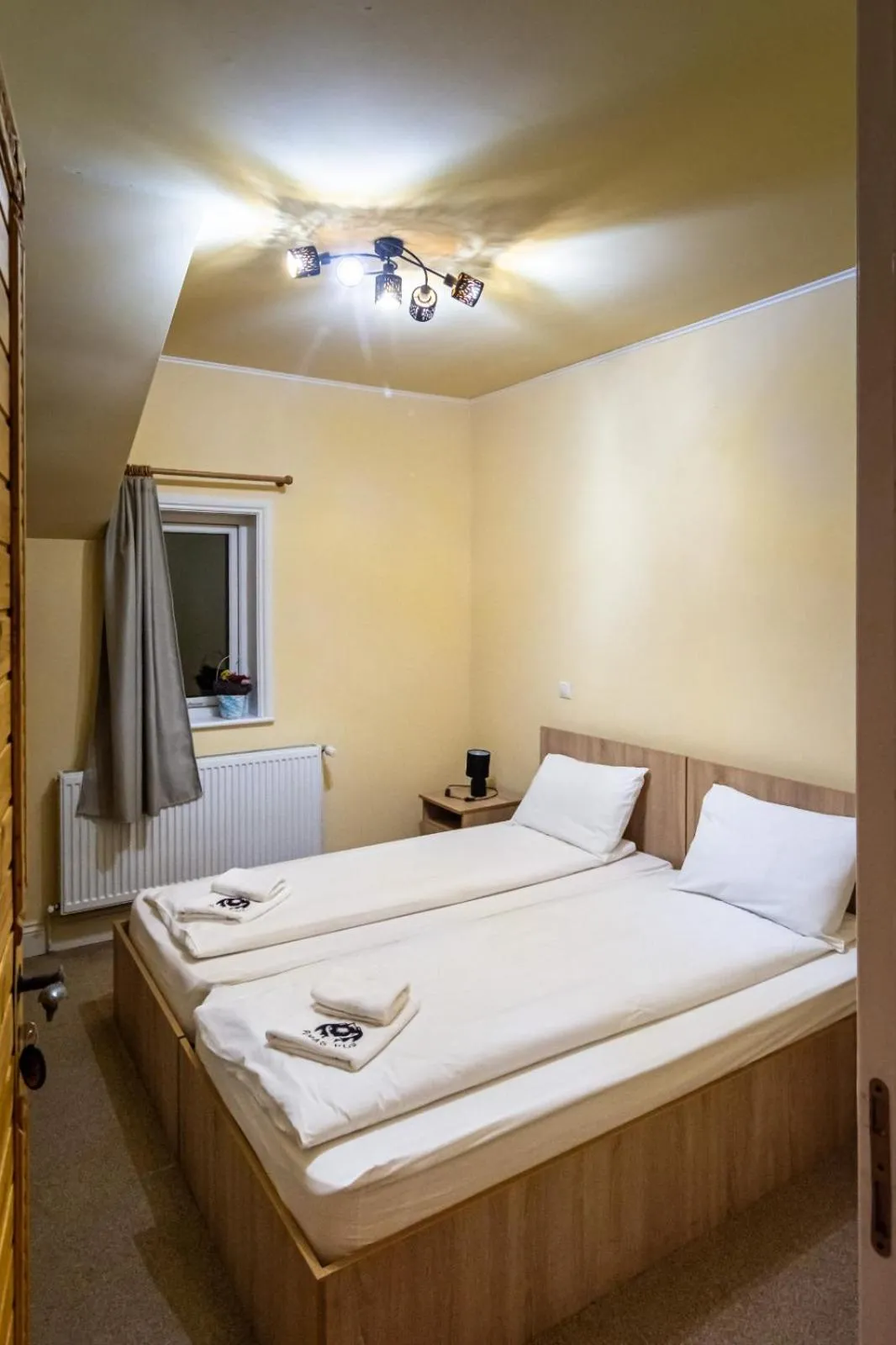 Bed in Pensiunea Popas Pop, Strambu-Baiut, Maramures