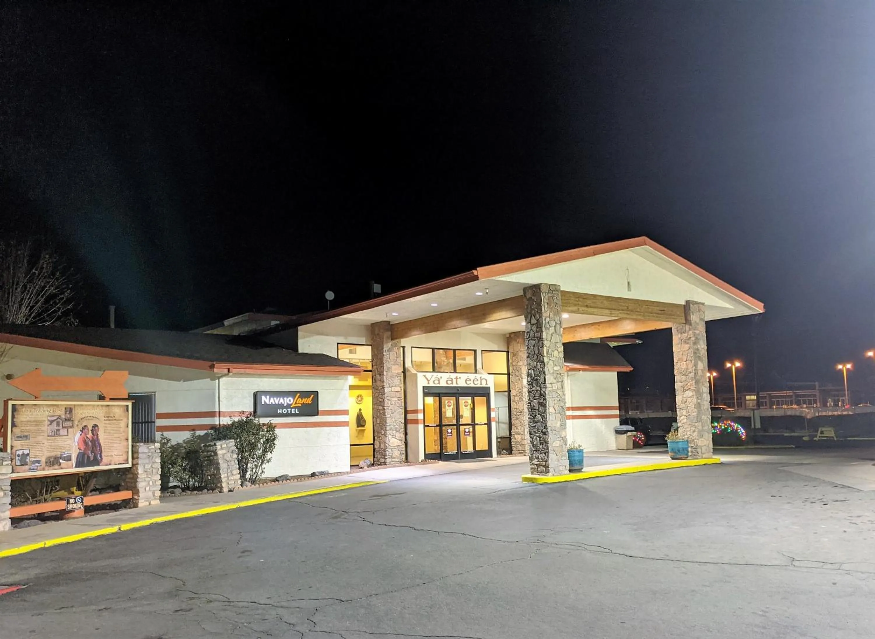 Facade/entrance in NavajoLand Hotel