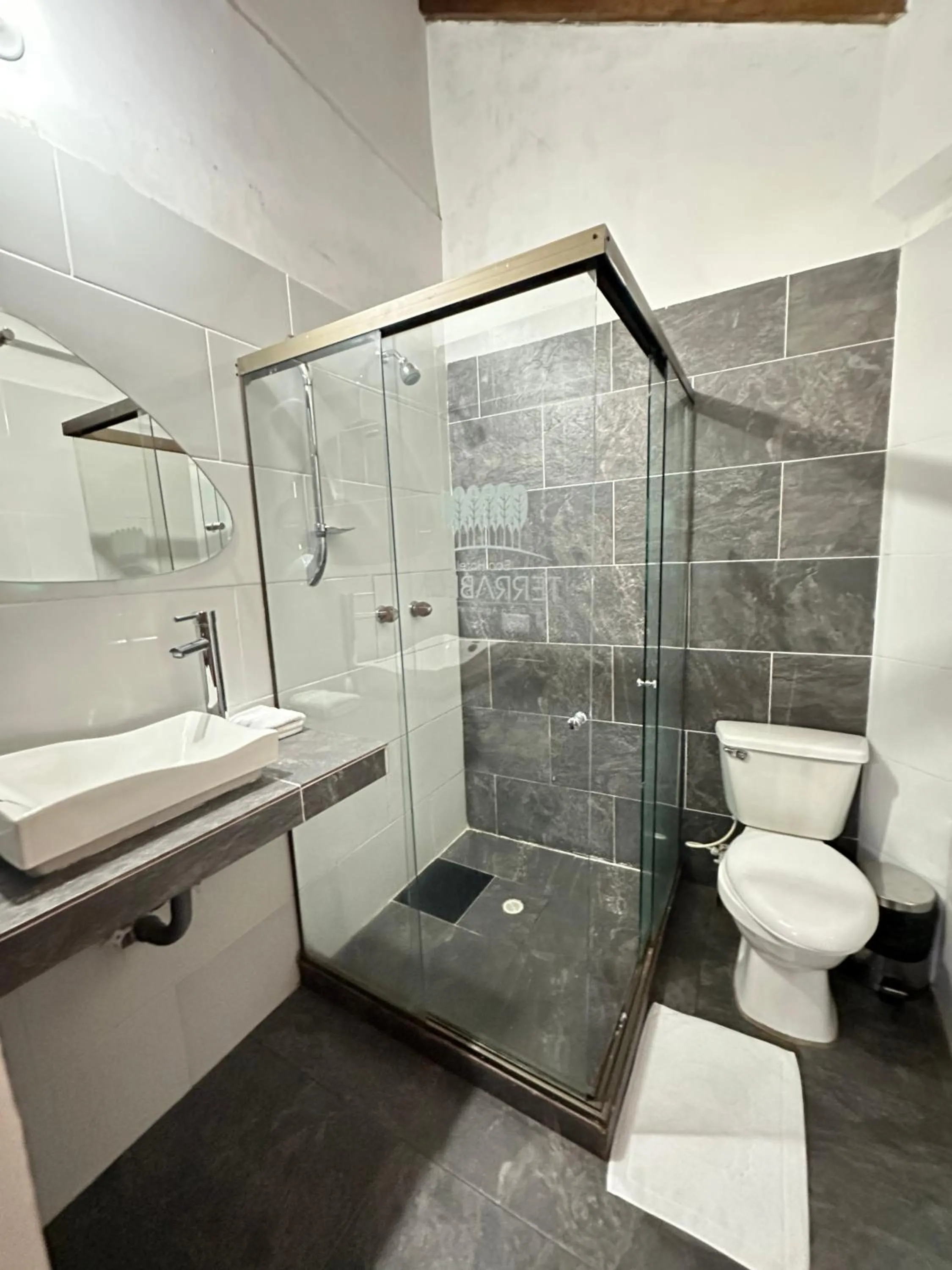 Shower in Eco Hotel Terrabella