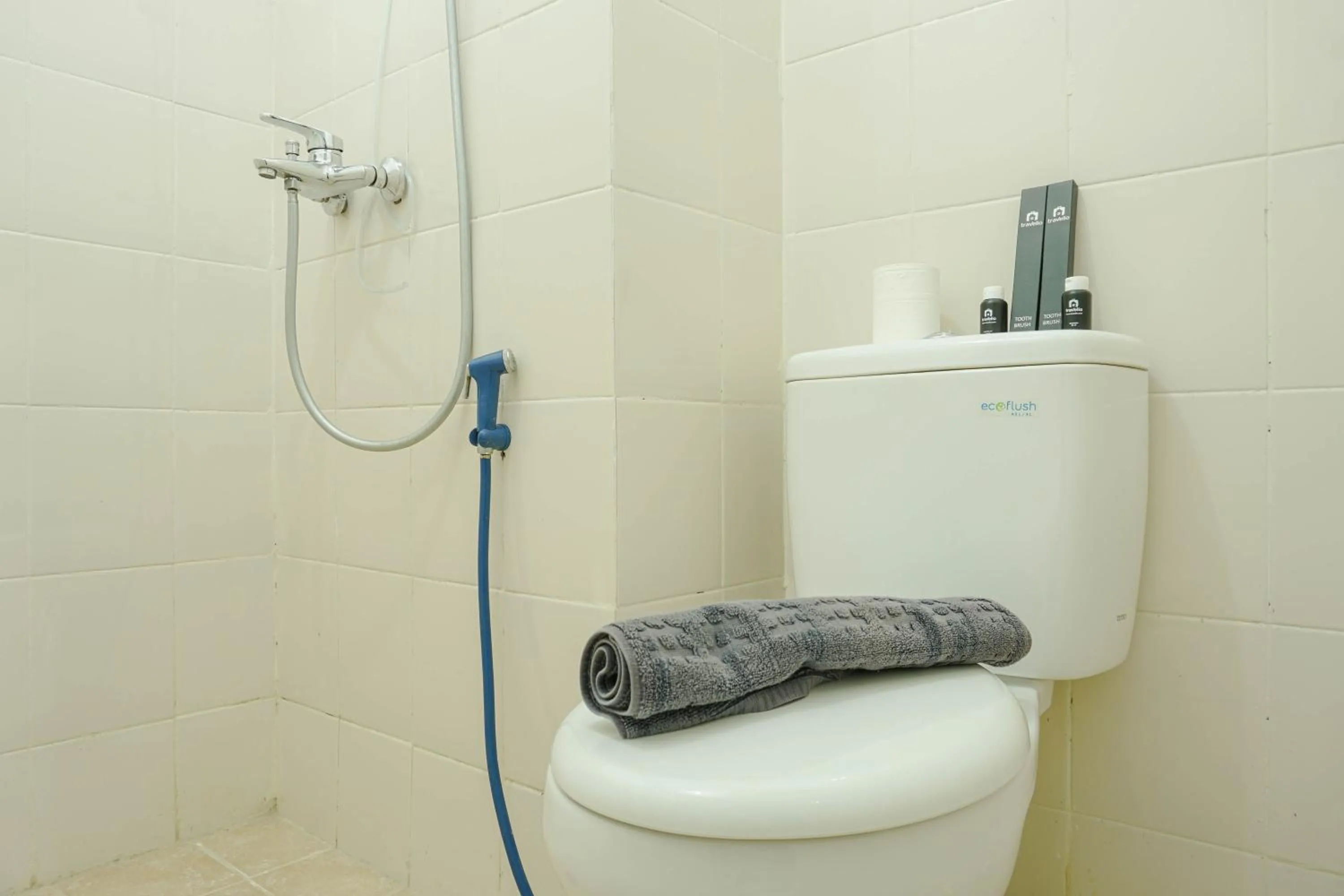 Bathroom in Cozy with River View @ 2BR Teluk Intan Apartment By Travelio