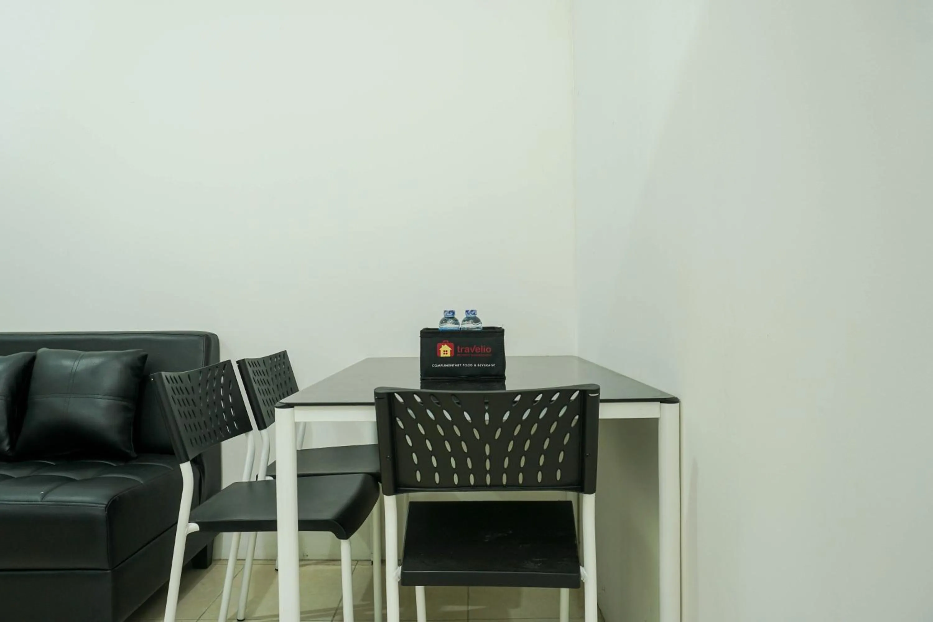 Living room in Cozy with River View @ 2BR Teluk Intan Apartment By Travelio