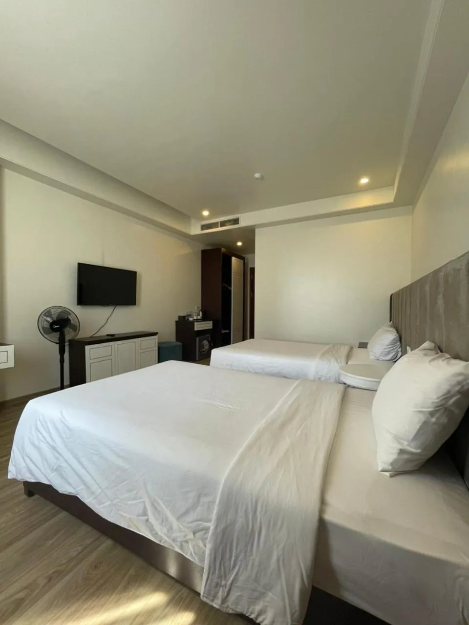 Communal lounge/ TV room, Bed in Lotus Hotel & Apartment