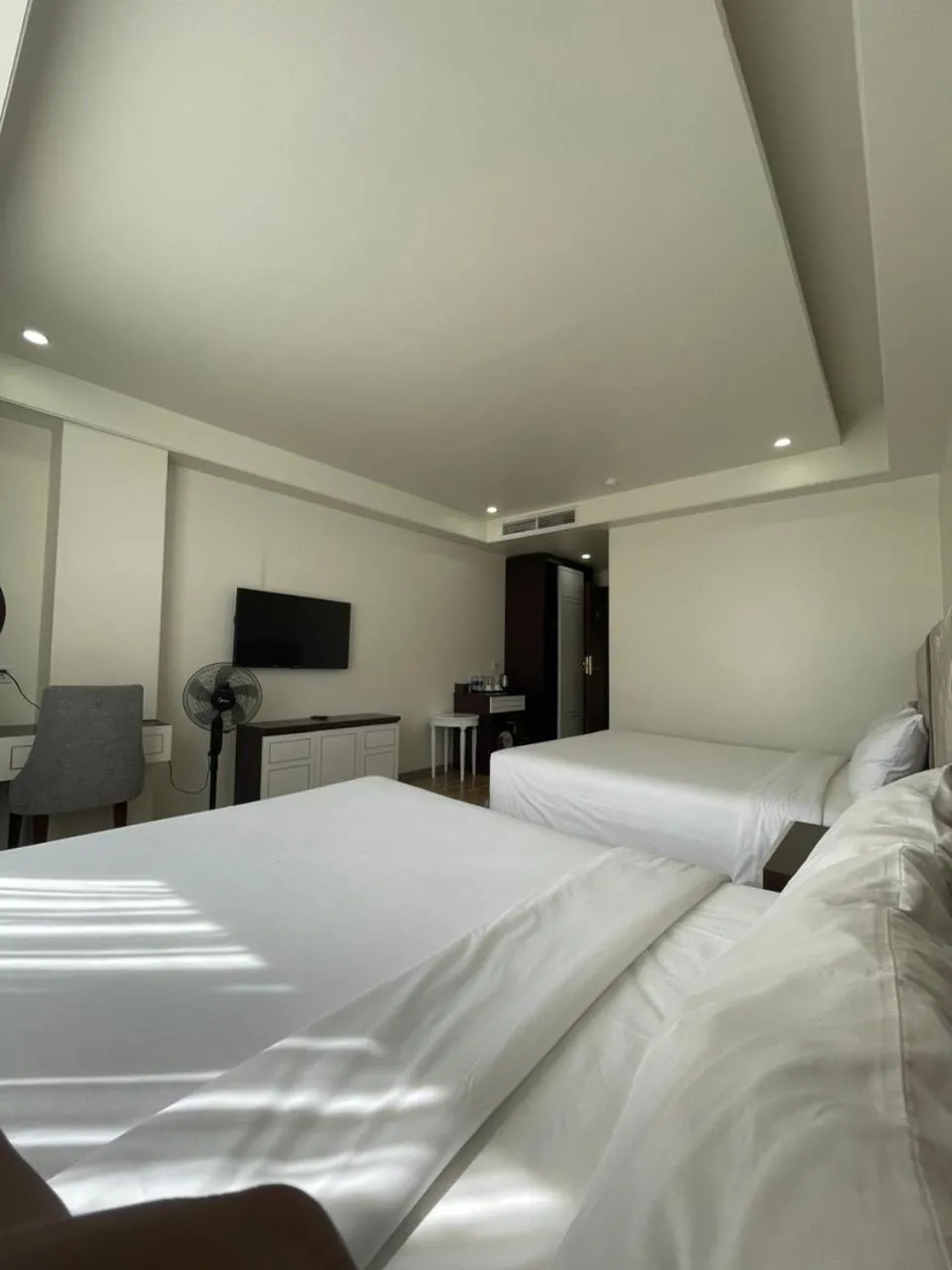 Communal lounge/ TV room, Bed in Lotus Hotel & Apartment