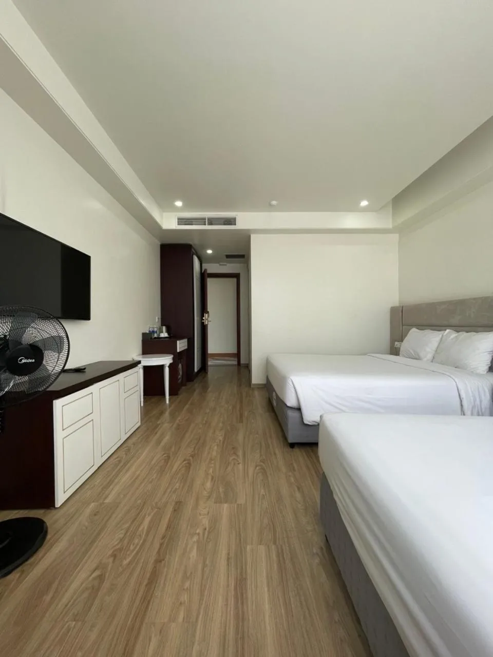 Communal lounge/ TV room, Bed in Lotus Hotel & Apartment