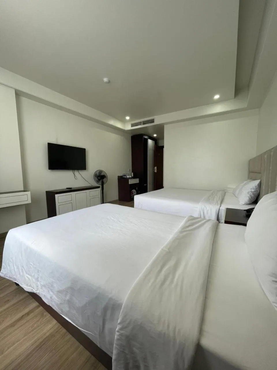 Communal lounge/ TV room, Bed in Lotus Hotel & Apartment