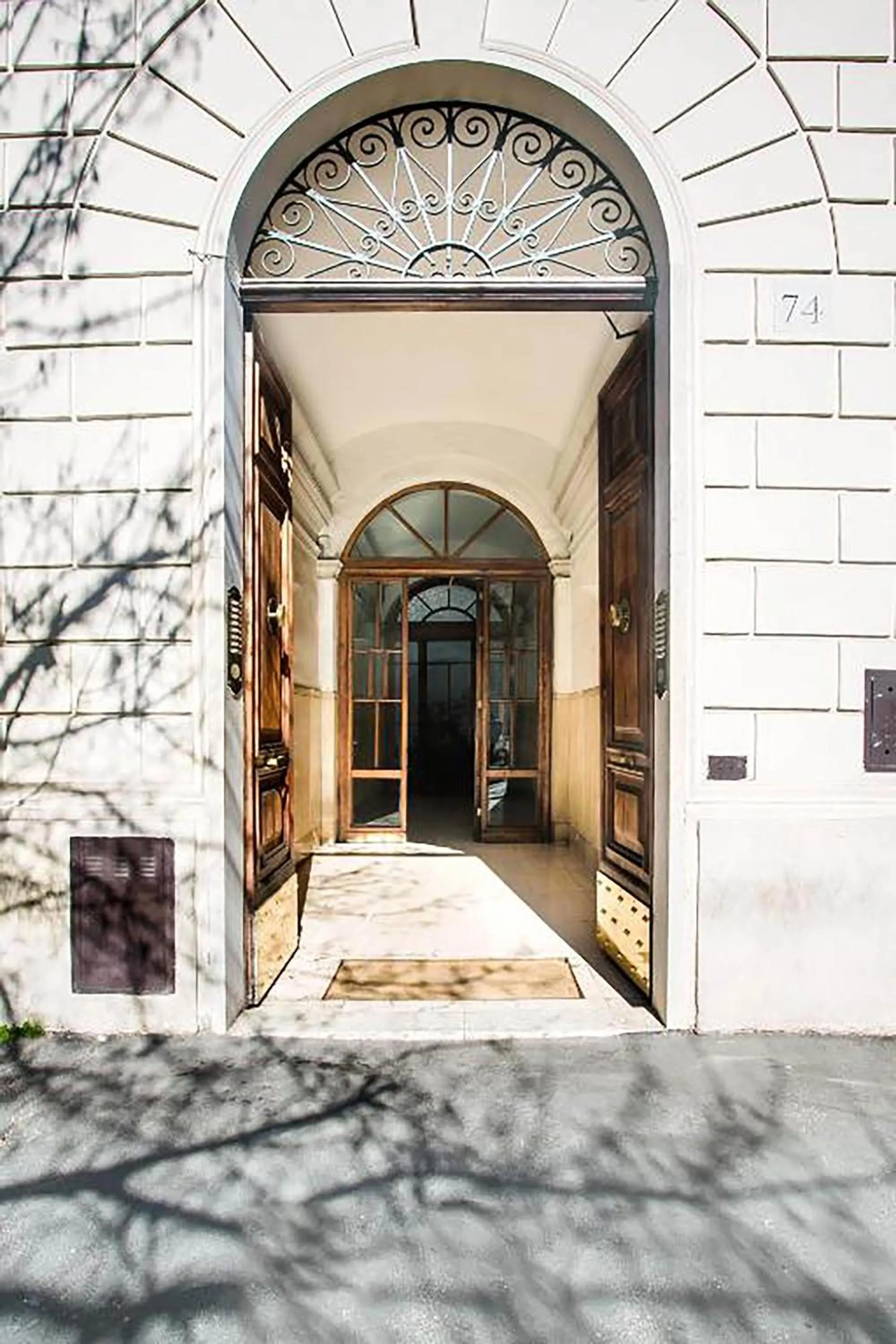 Facade/entrance in Day by Day di Ghor