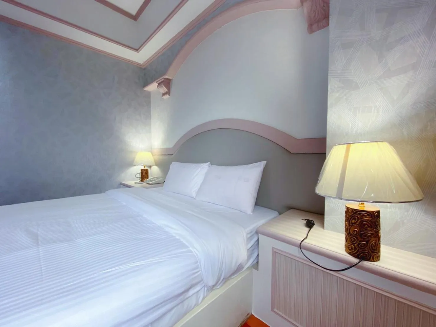 Photo of the whole room, Bed in Chrysler Hotel