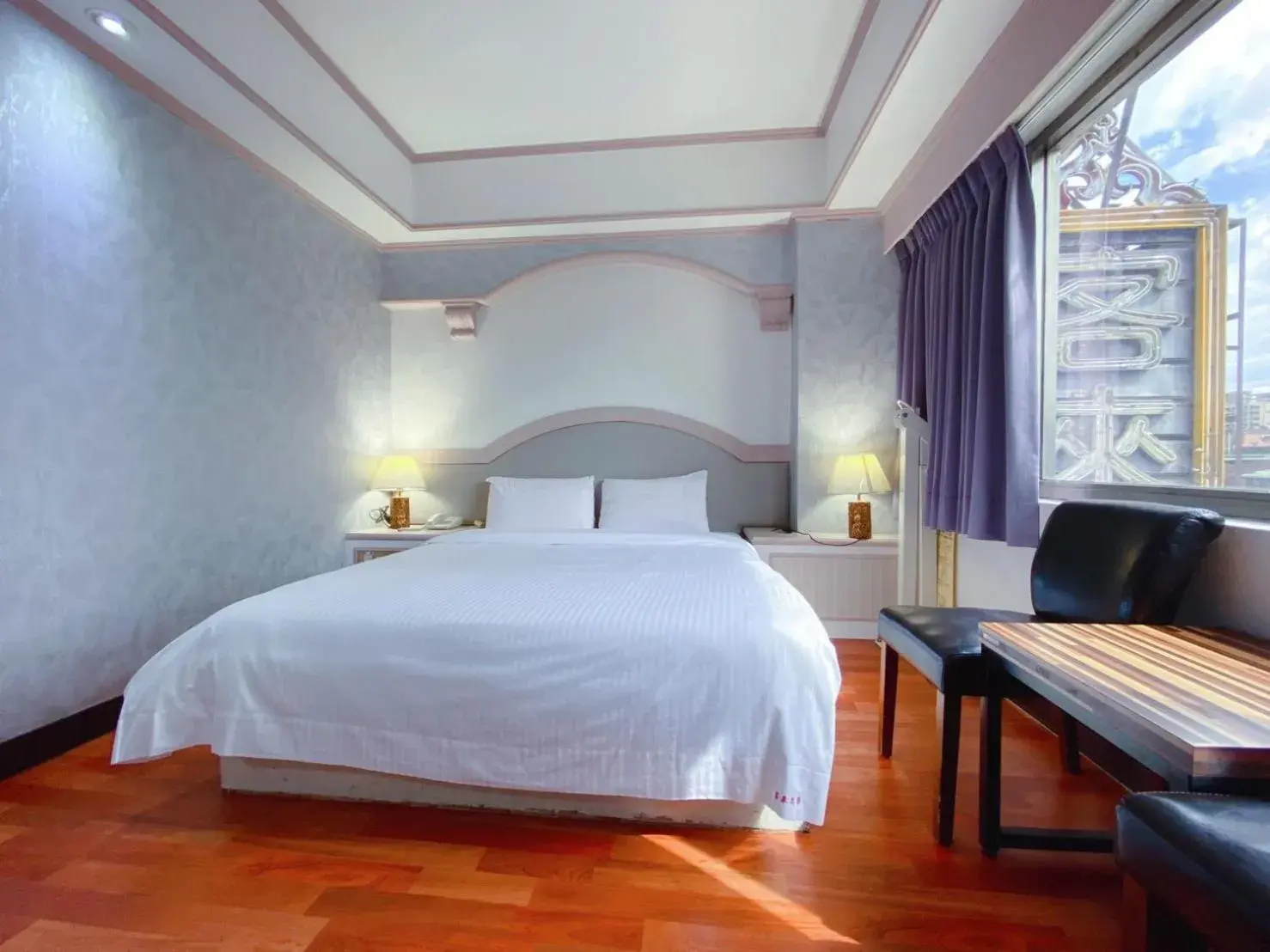 Photo of the whole room, Bed in Chrysler Hotel Photo of the whole room, Bed in Chrysler Hotel