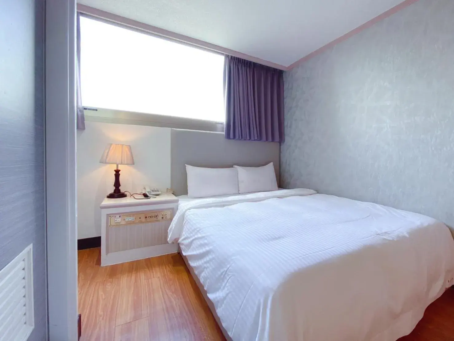 Photo of the whole room, Bed in Chrysler Hotel Photo of the whole room, Bed in Chrysler Hotel