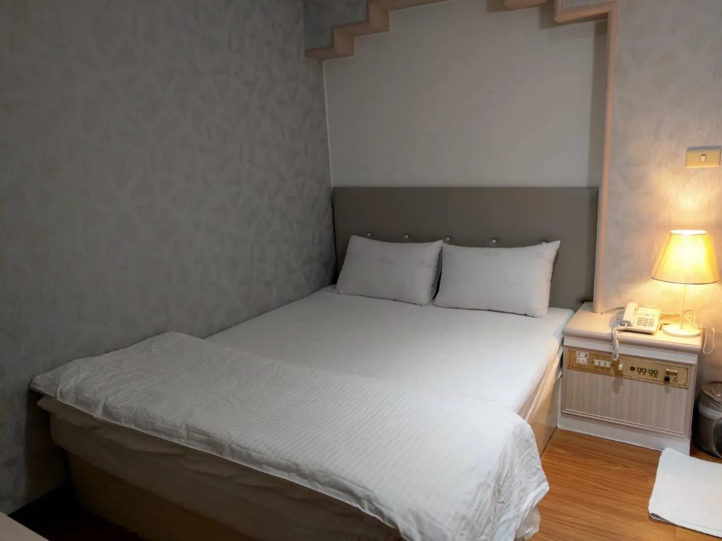 Photo of the whole room, Bed in Chrysler Hotel