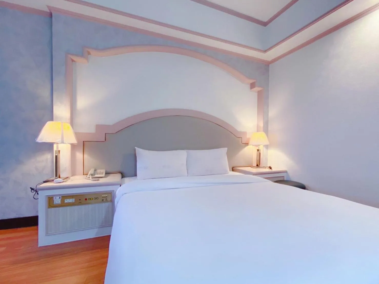 Photo of the whole room, Bed in Chrysler Hotel