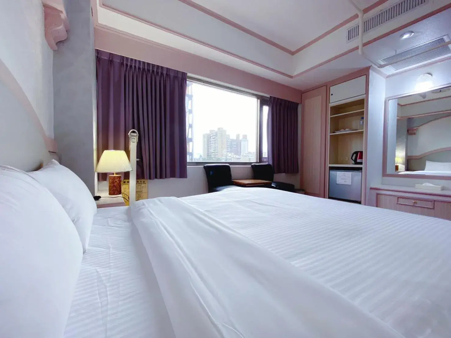 Photo of the whole room, Bed in Chrysler Hotel Photo of the whole room, Bed in Chrysler Hotel