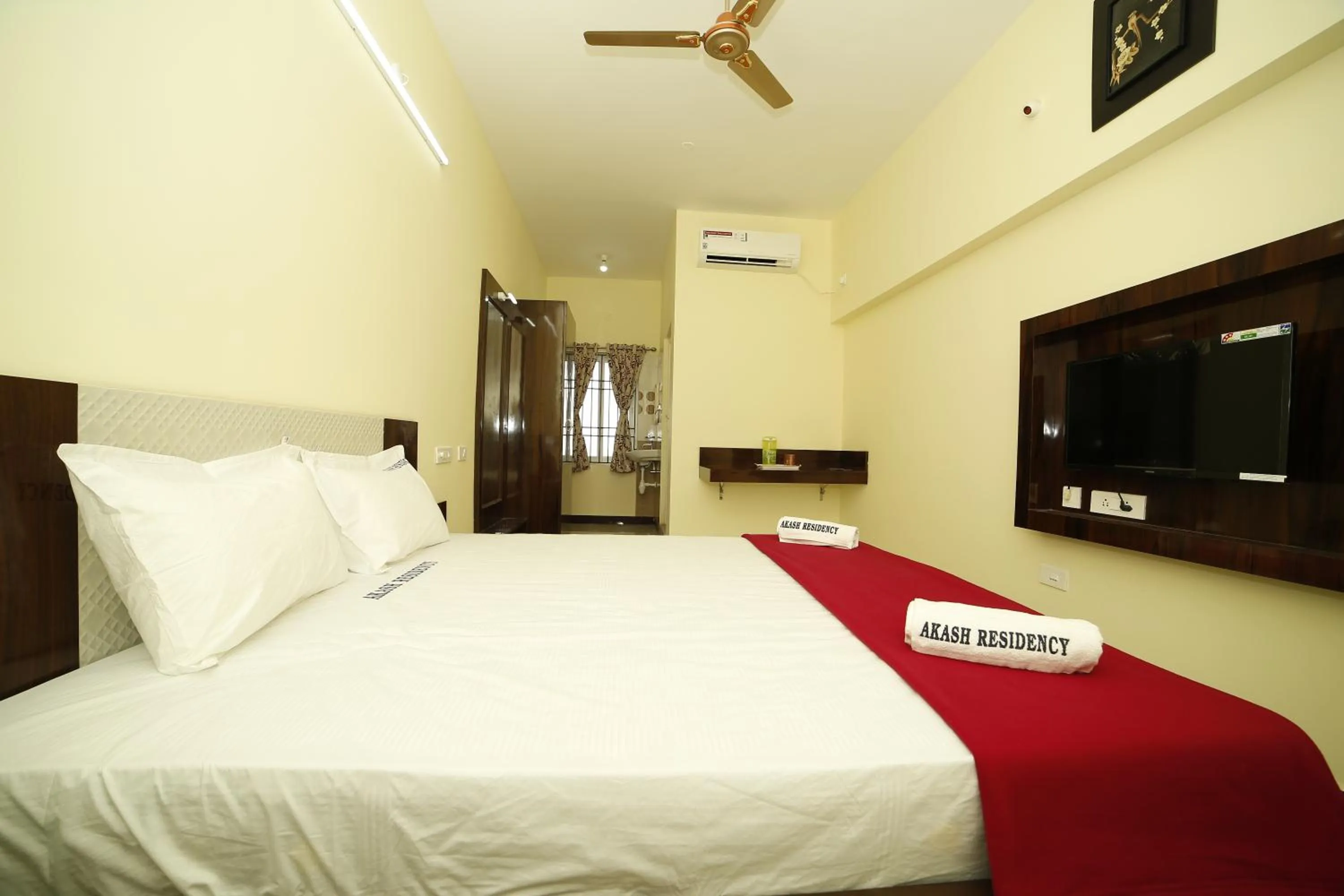 Communal lounge/ TV room, Bed in Akash Residency