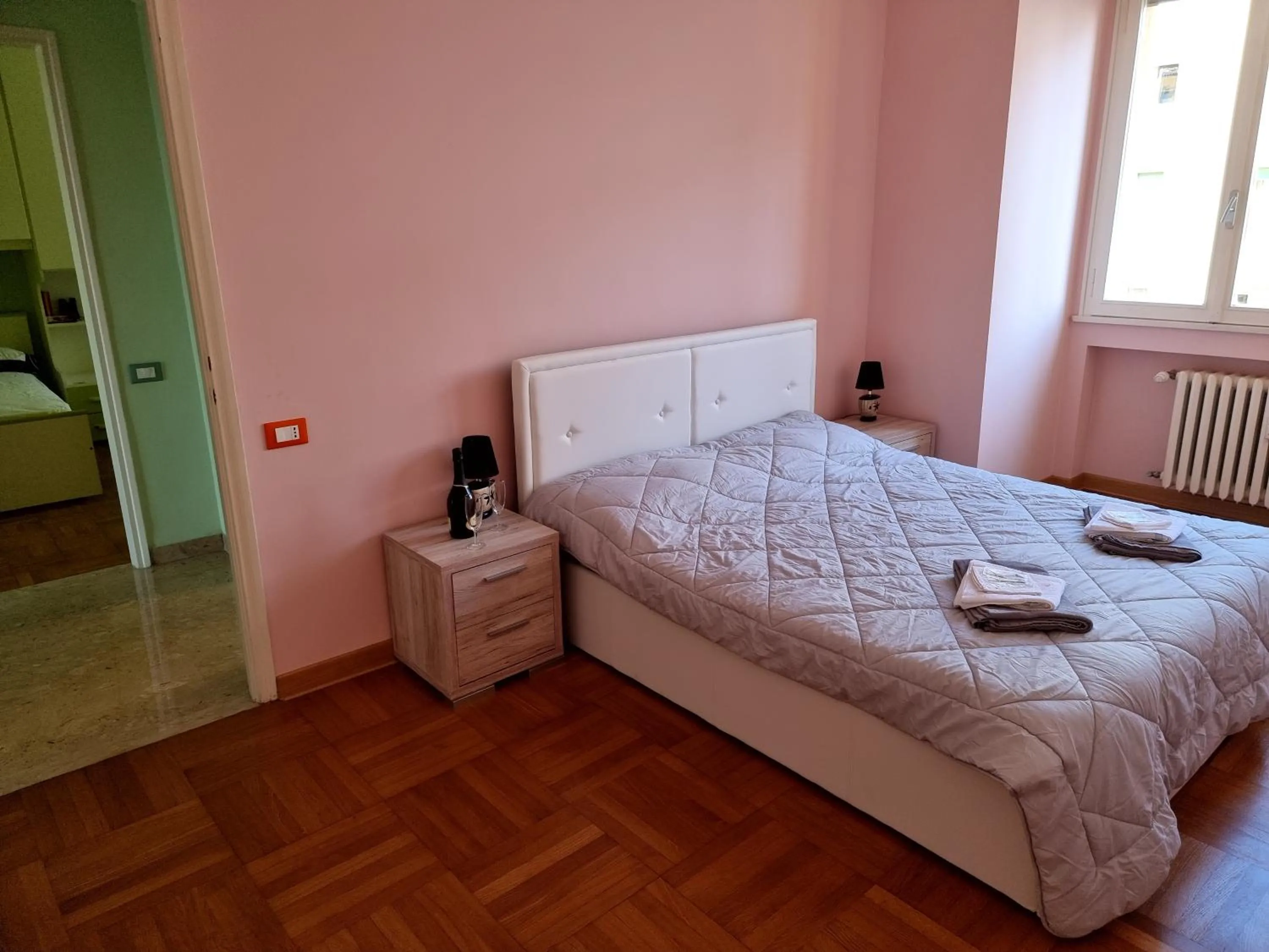 Bedroom, Bed in Lux