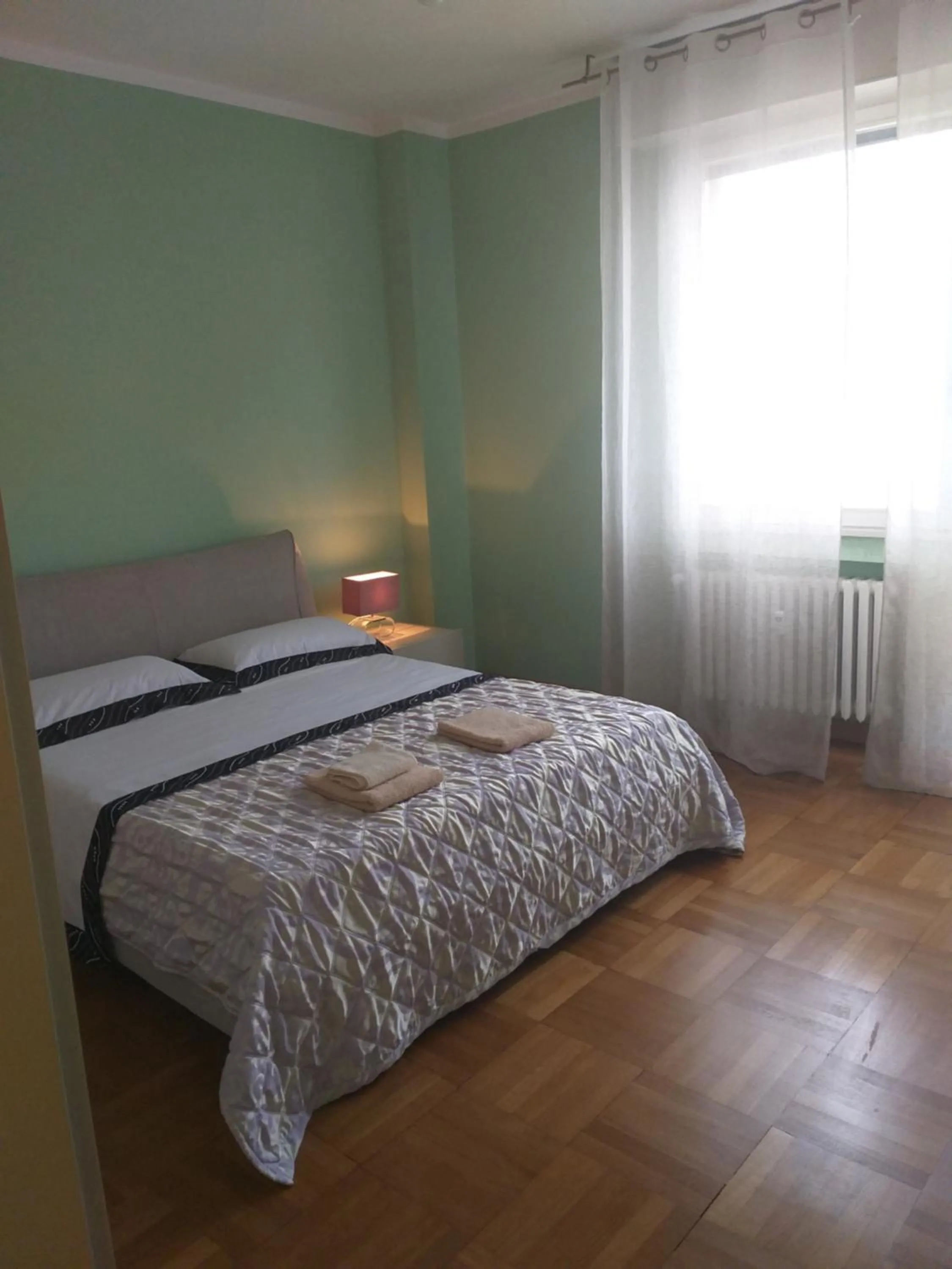 Bedroom, Bed in Lux