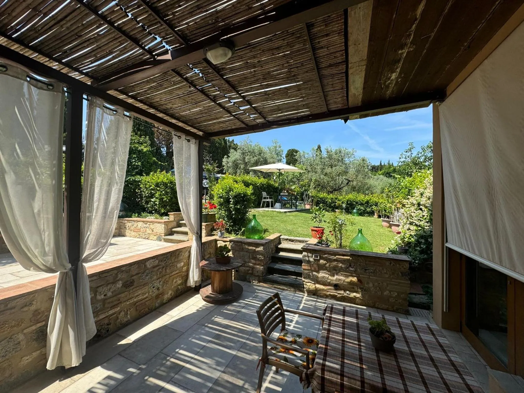 Patio in B&B Il Fienile San Gimignano