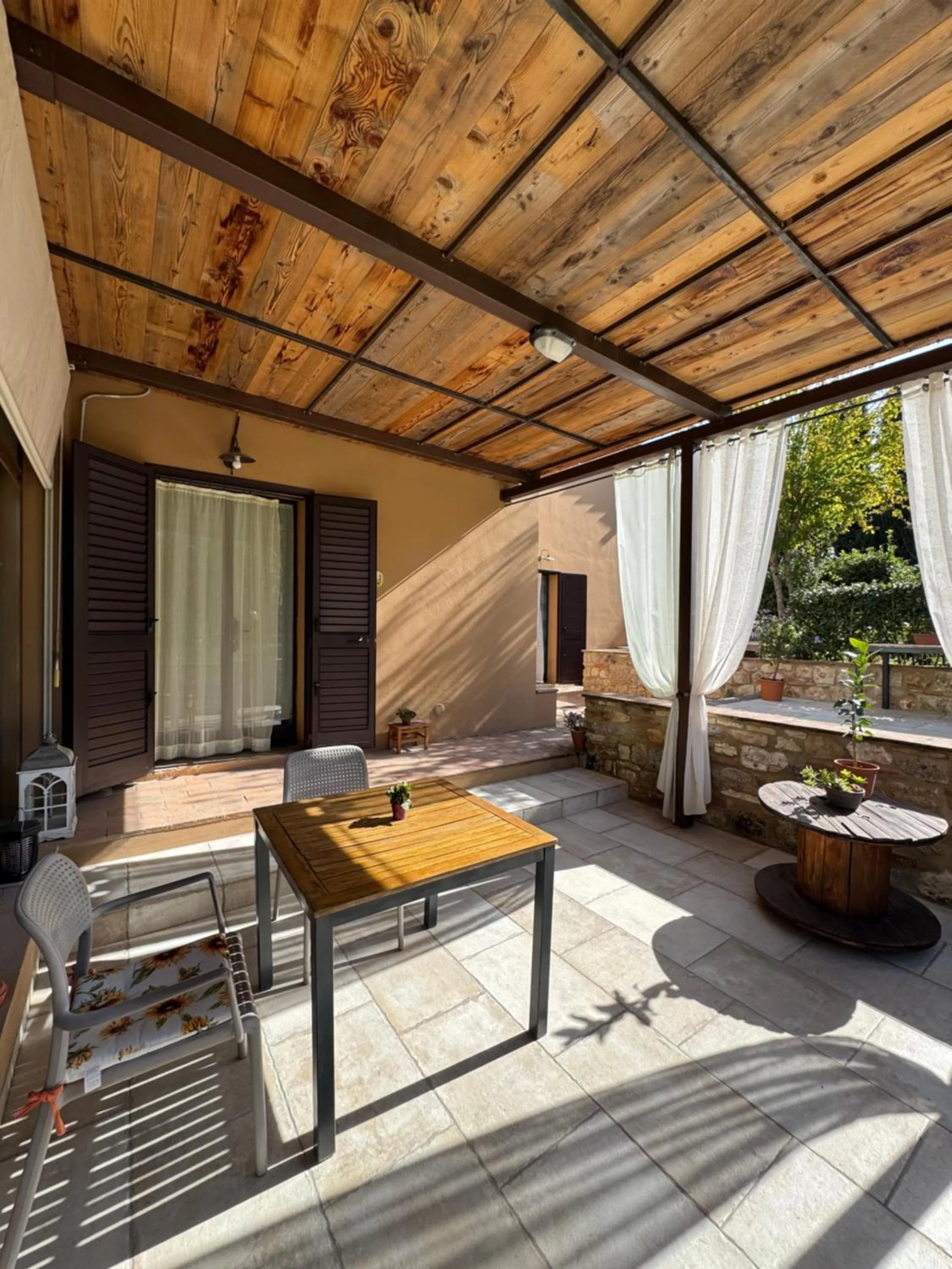 Patio in B&B Il Fienile San Gimignano