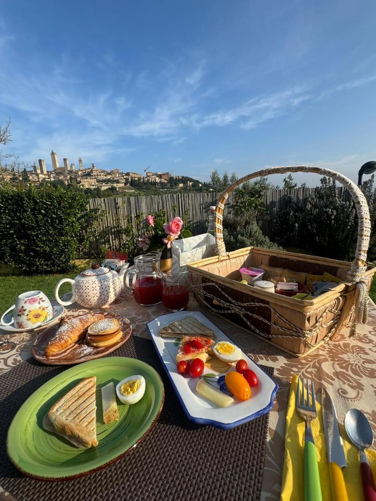 Food and drinks in B&B Il Fienile San Gimignano