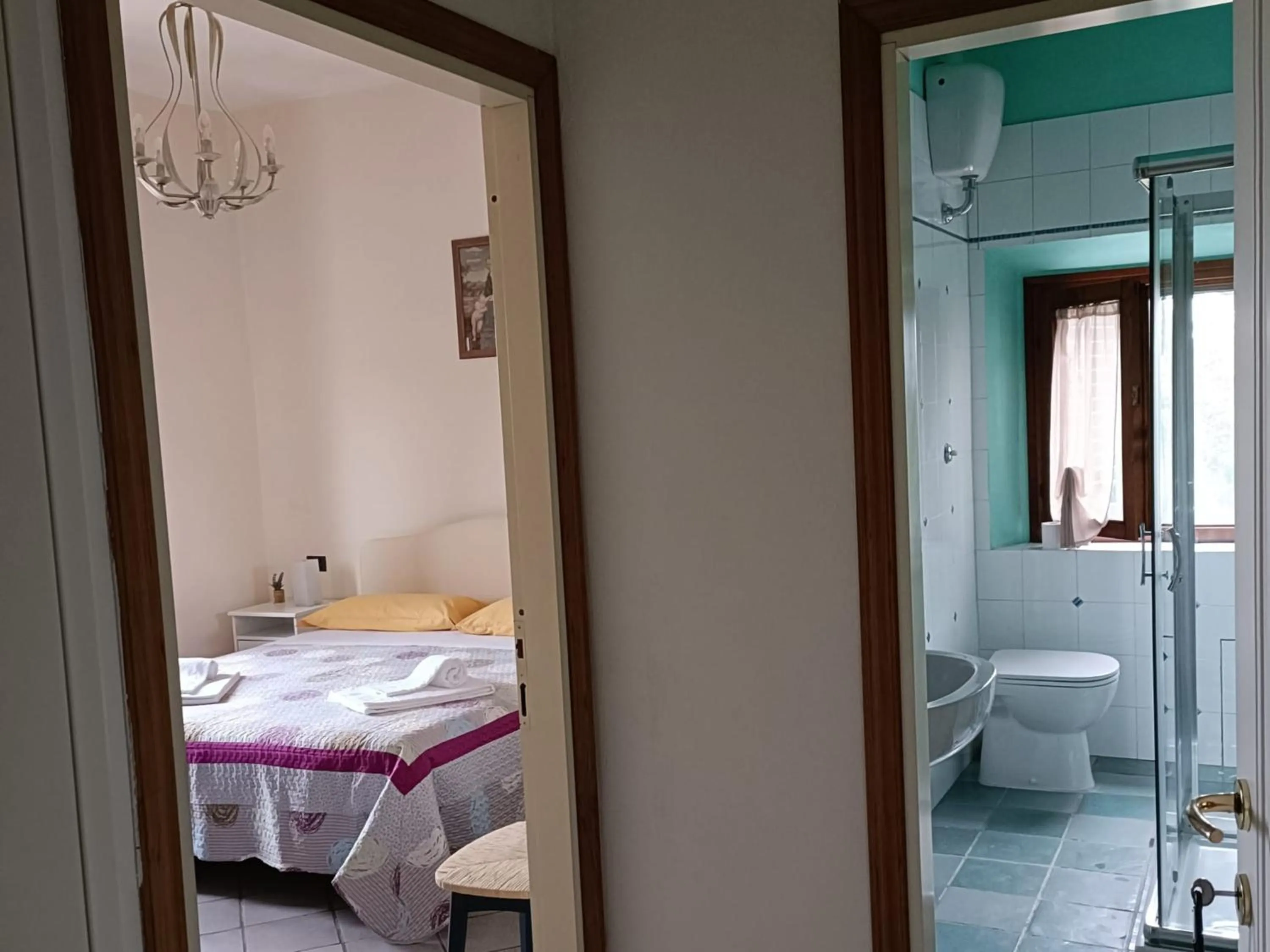 Shower, Bed in B&B Il Fienile San Gimignano