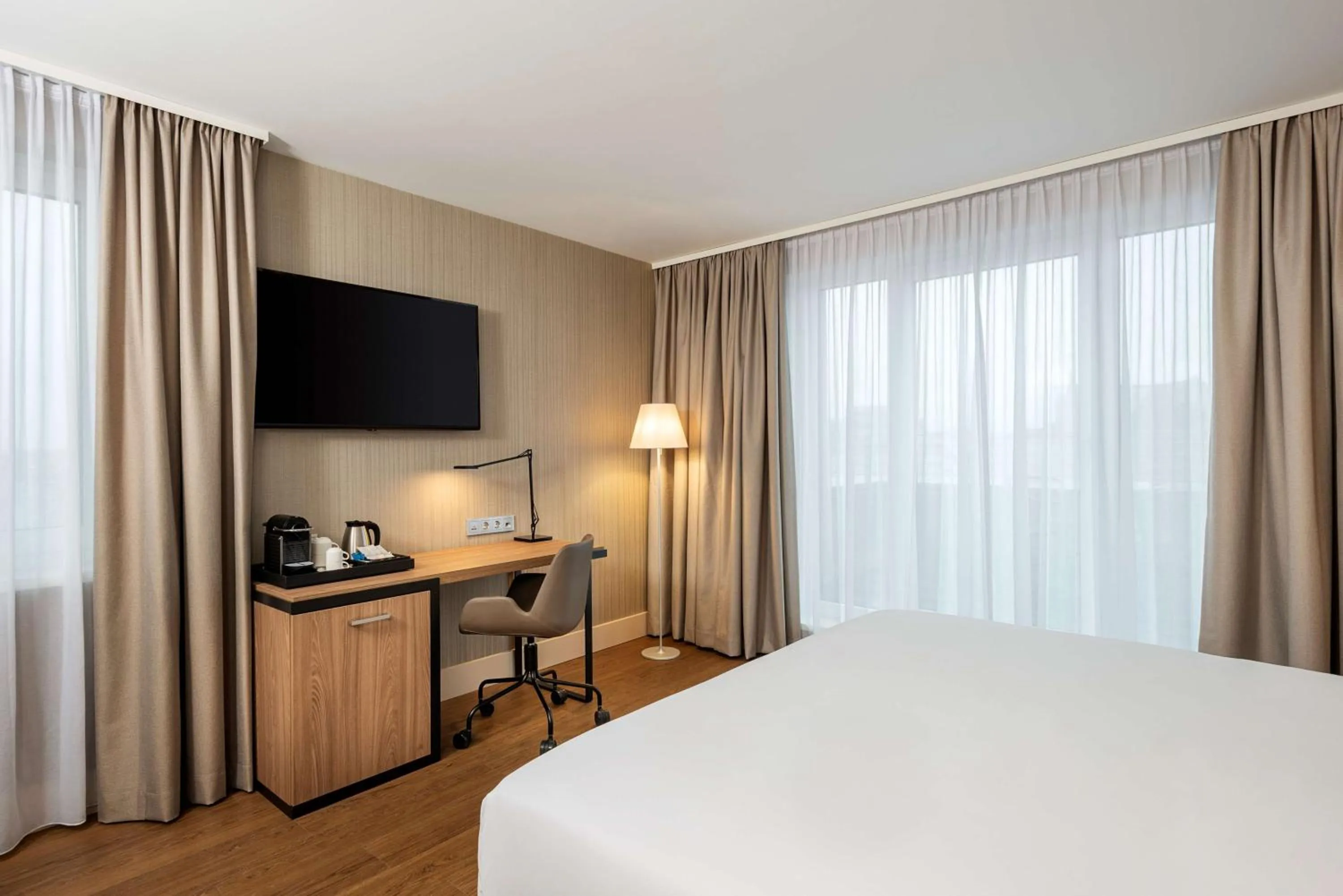 Photo of the whole room, Bed in NH Hannover