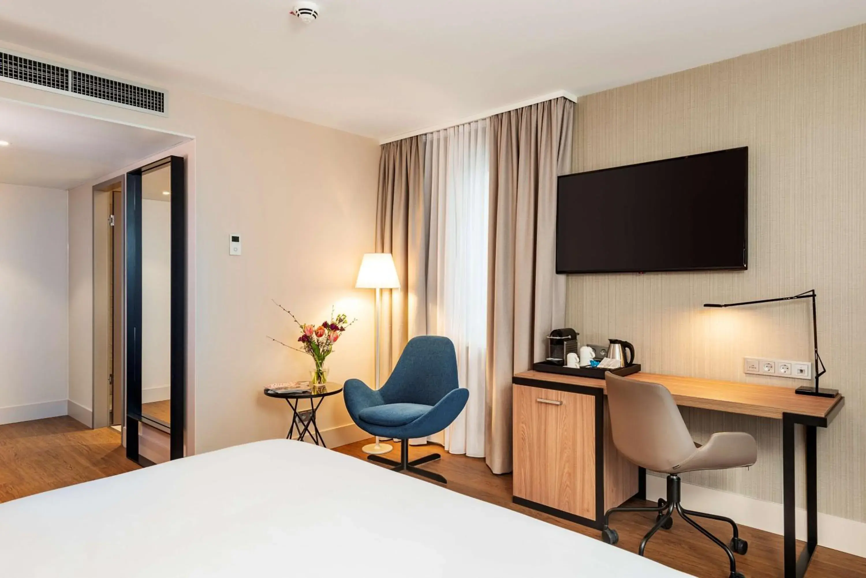 Photo of the whole room, Bed in NH Hannover Photo of the whole room, Bed in NH Hannover