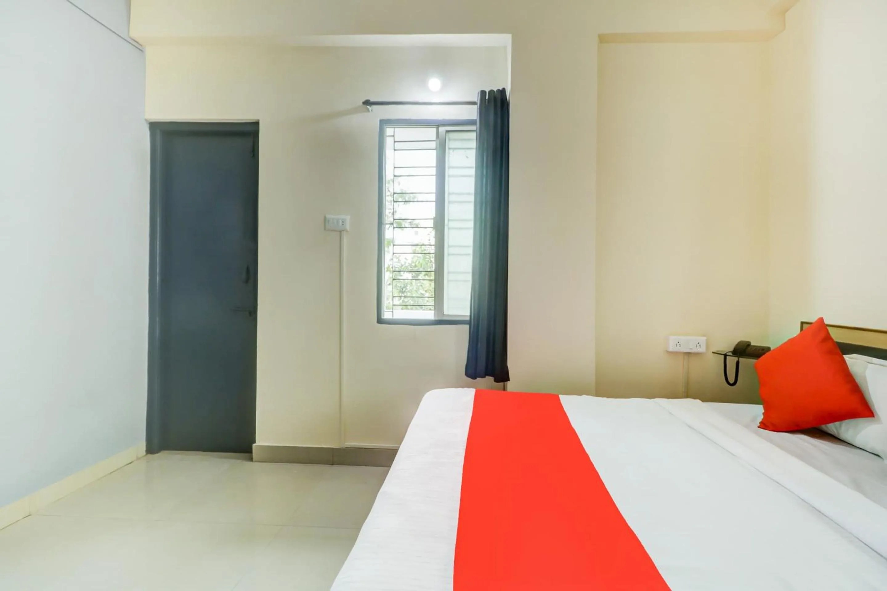 Bedroom, Bed in Super Hotel O The Crown Inn