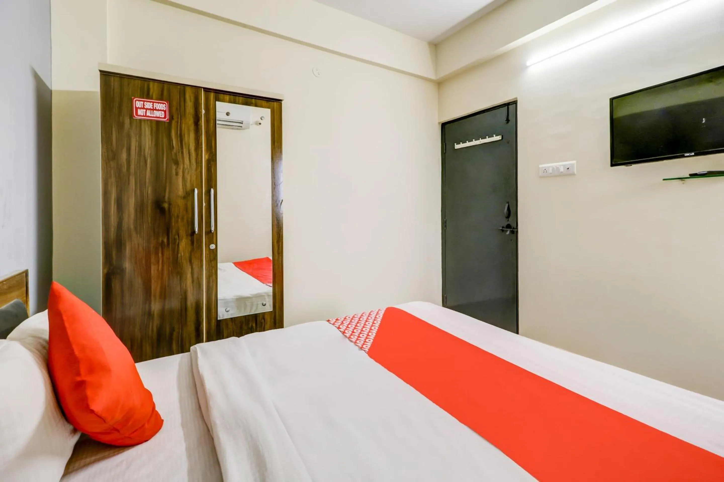 Bedroom, Bed in Super Hotel O The Crown Inn