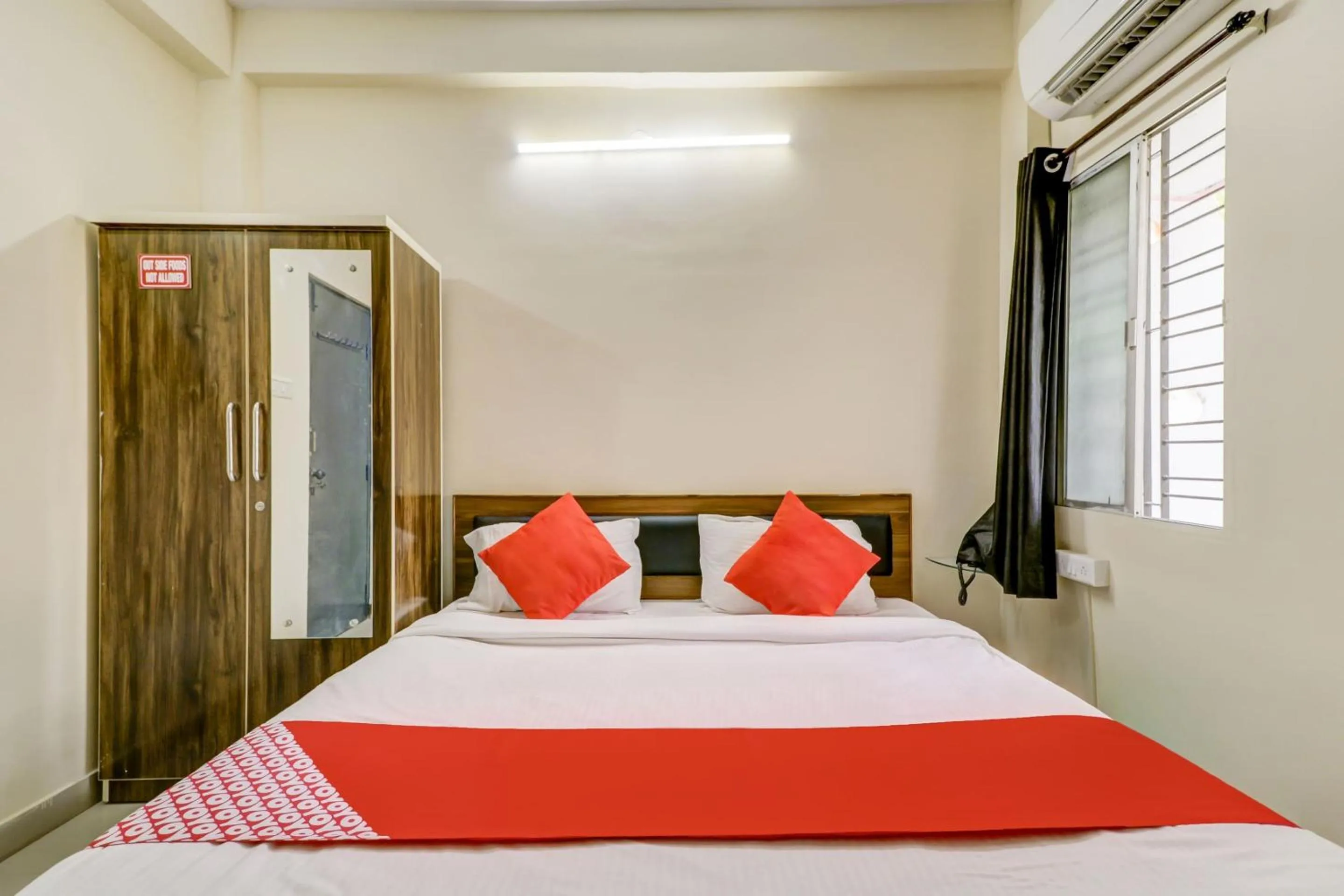 Bedroom, Bed in Super Hotel O The Crown Inn