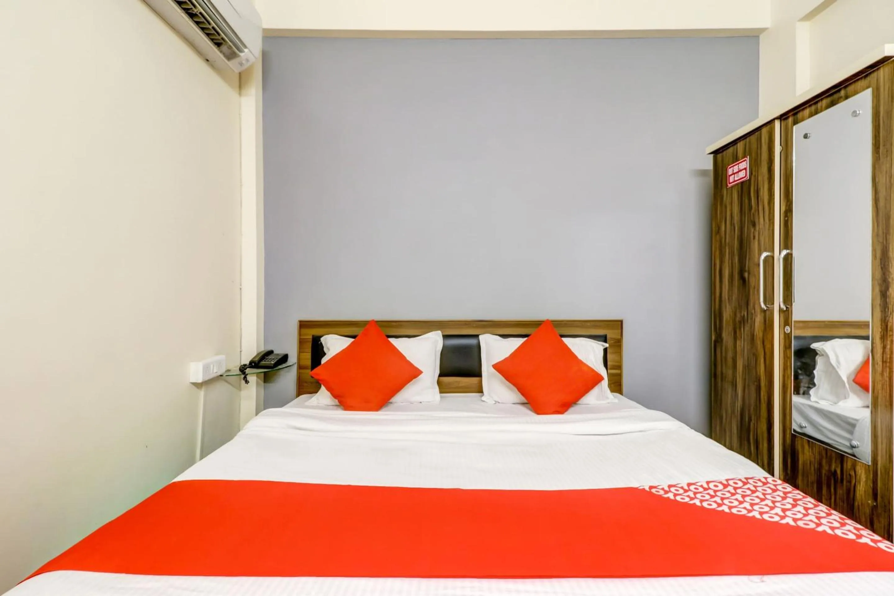 Bedroom, Bed in Super Hotel O The Crown Inn