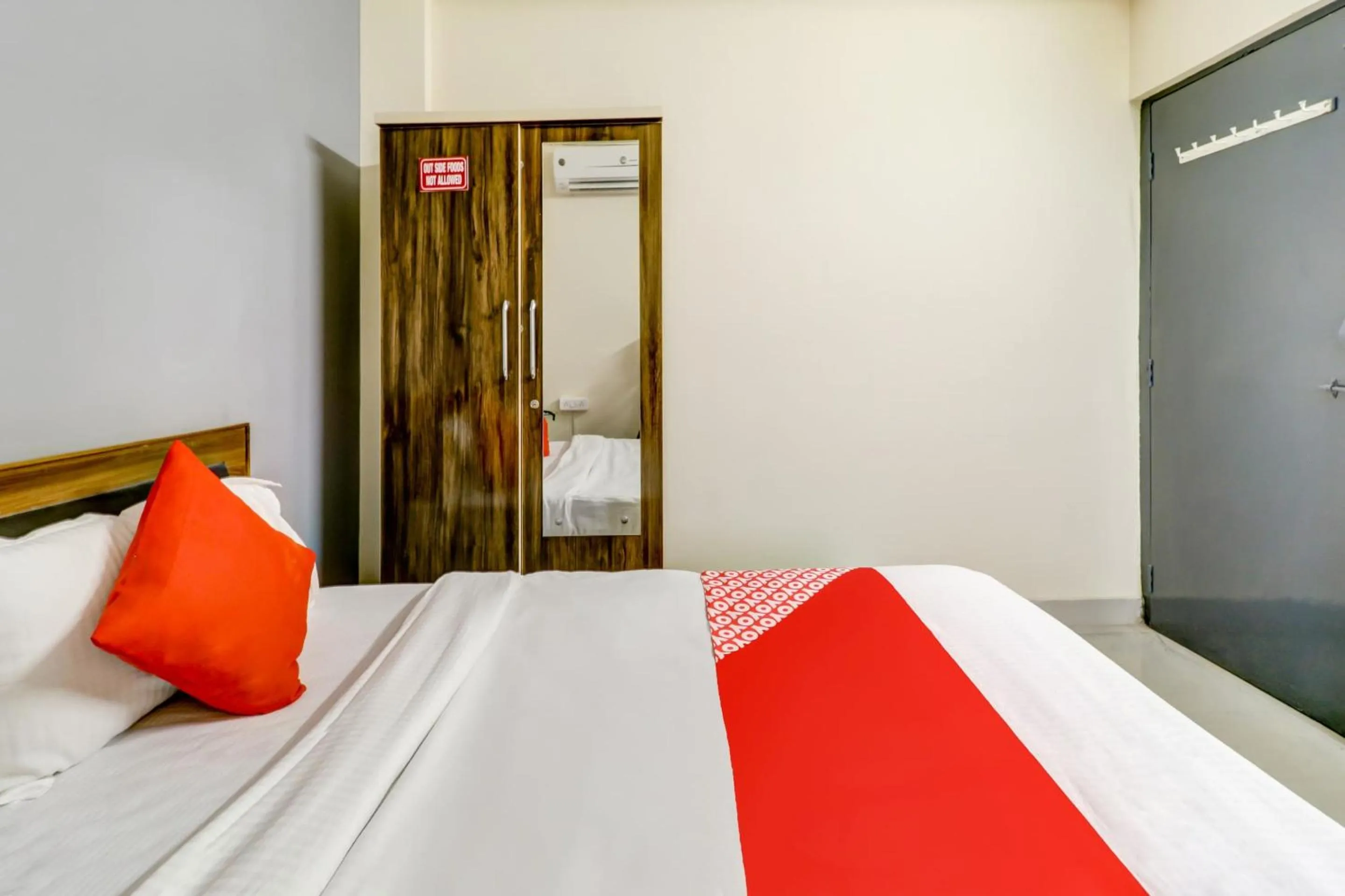 Bedroom, Bed in Super Hotel O The Crown Inn