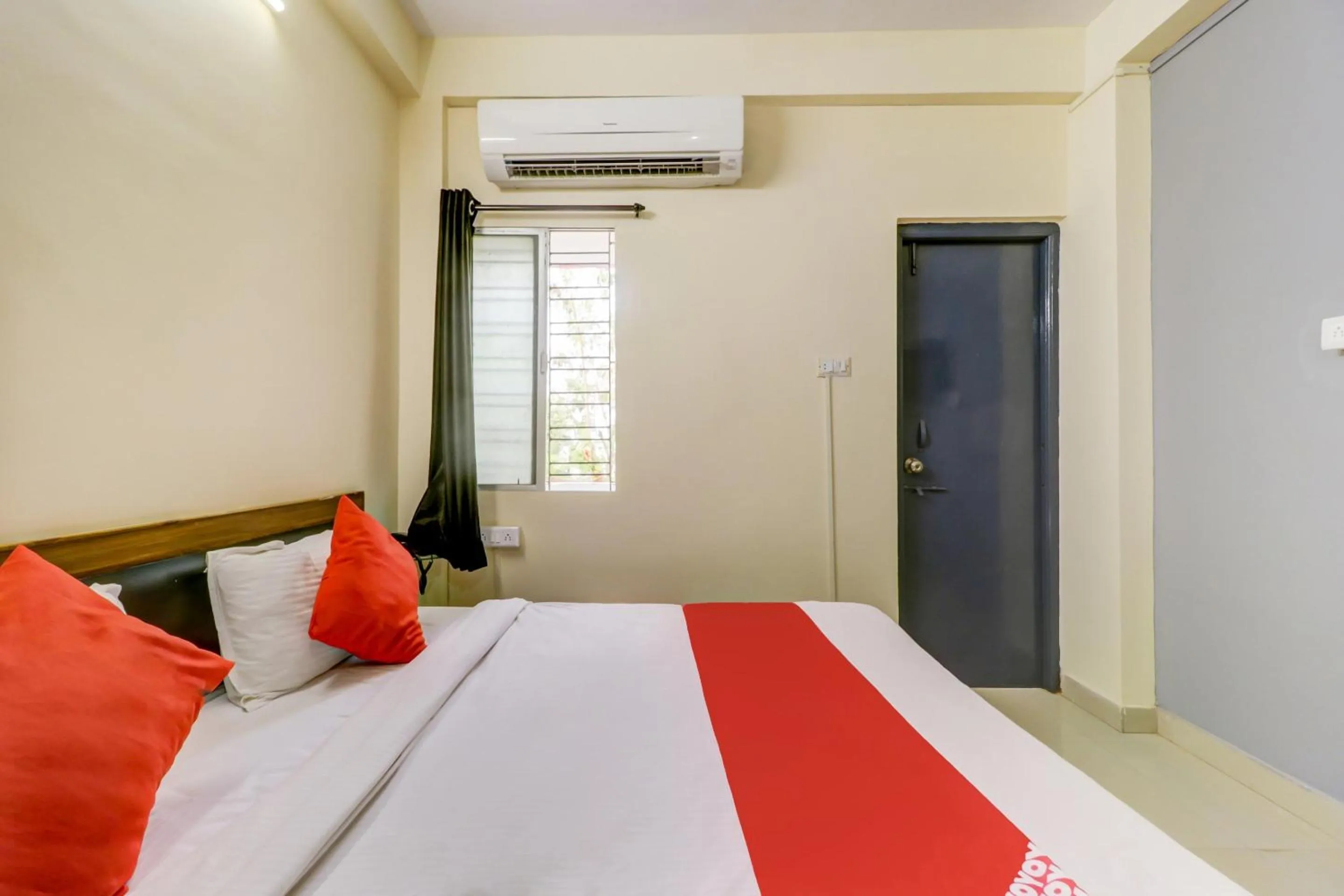 Bedroom, Bed in Super Hotel O The Crown Inn