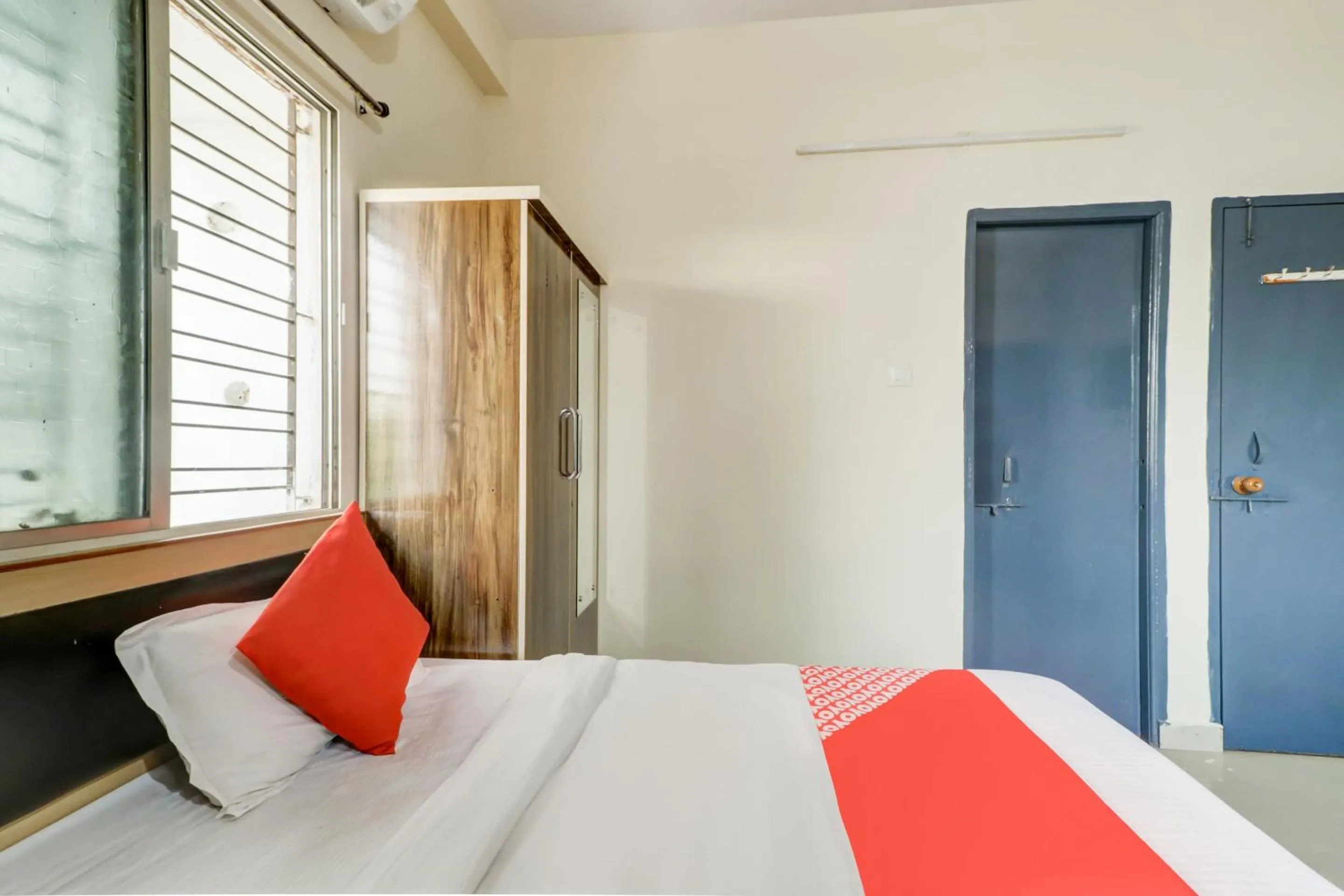 Bedroom, Bed in Super Hotel O The Crown Inn