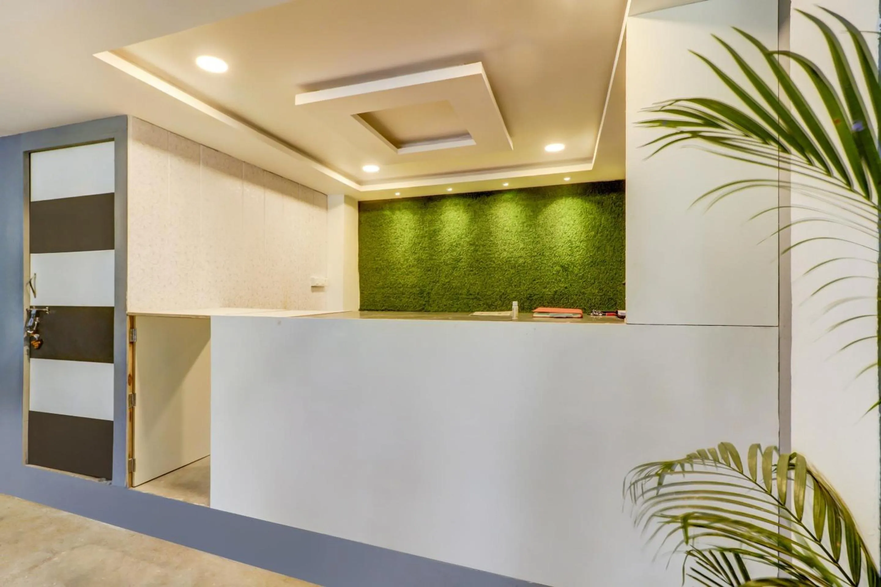 Lobby or reception in Hotel O The Crown Inn