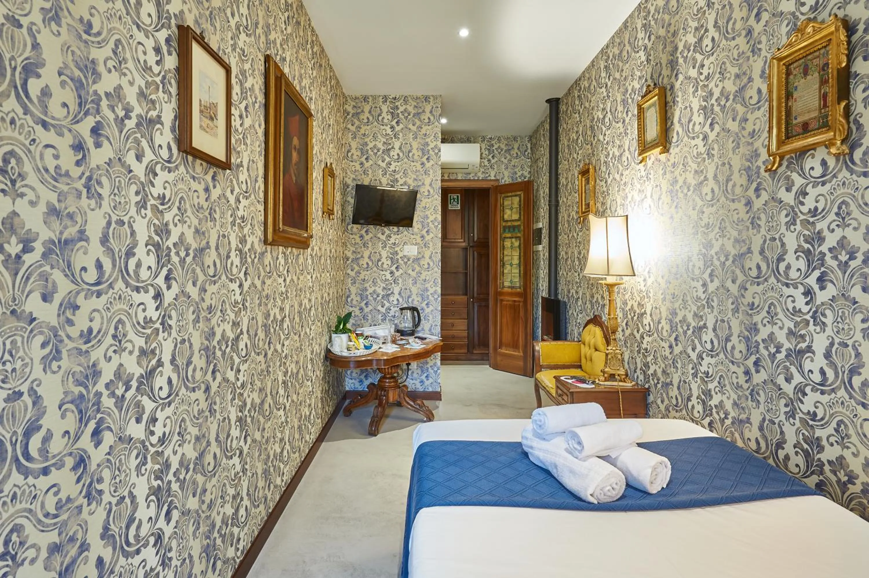 Photo of the whole room, Bed in Fabrizio's Rooms