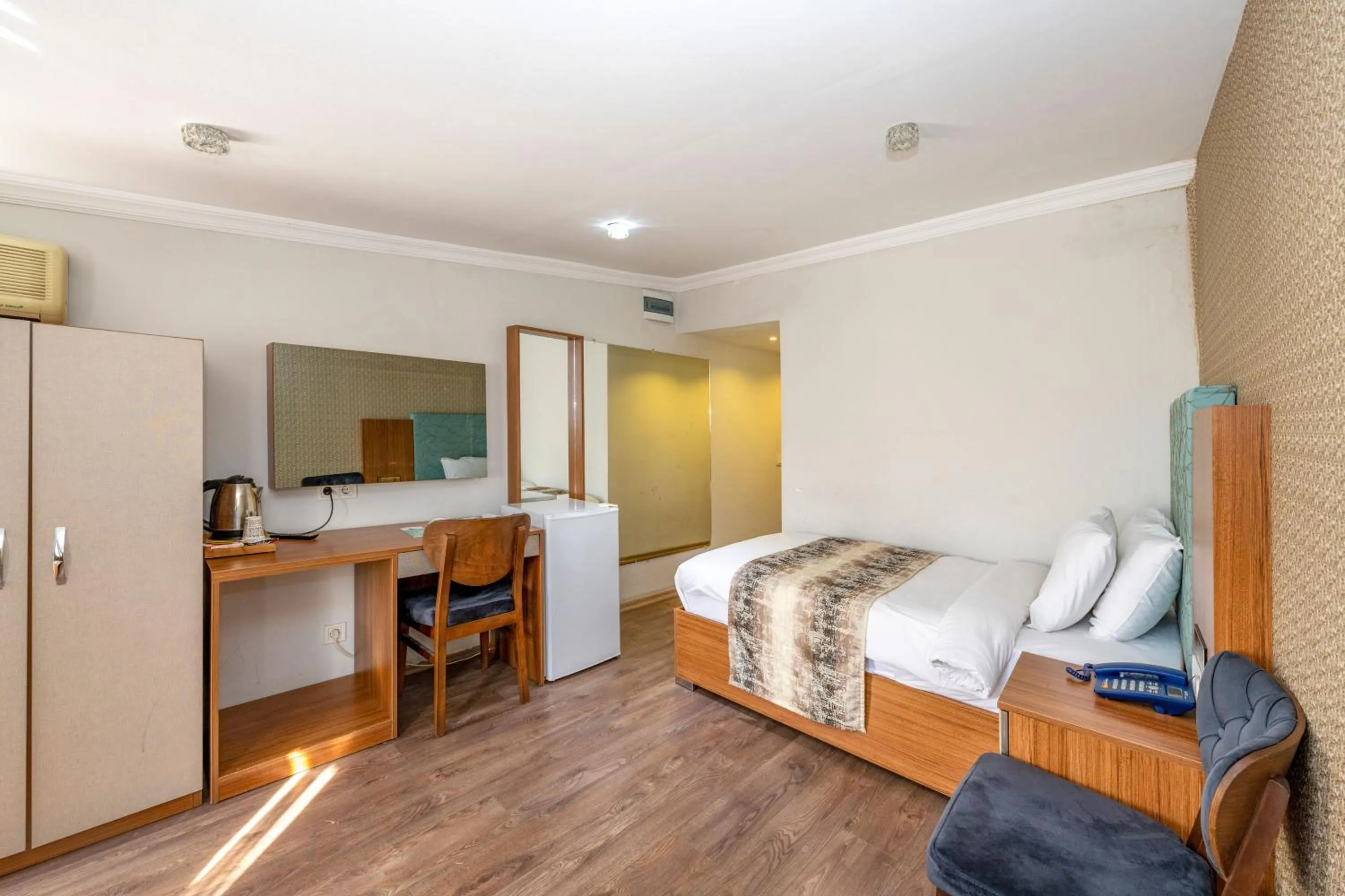 Living room, Bed in Hotel Devman