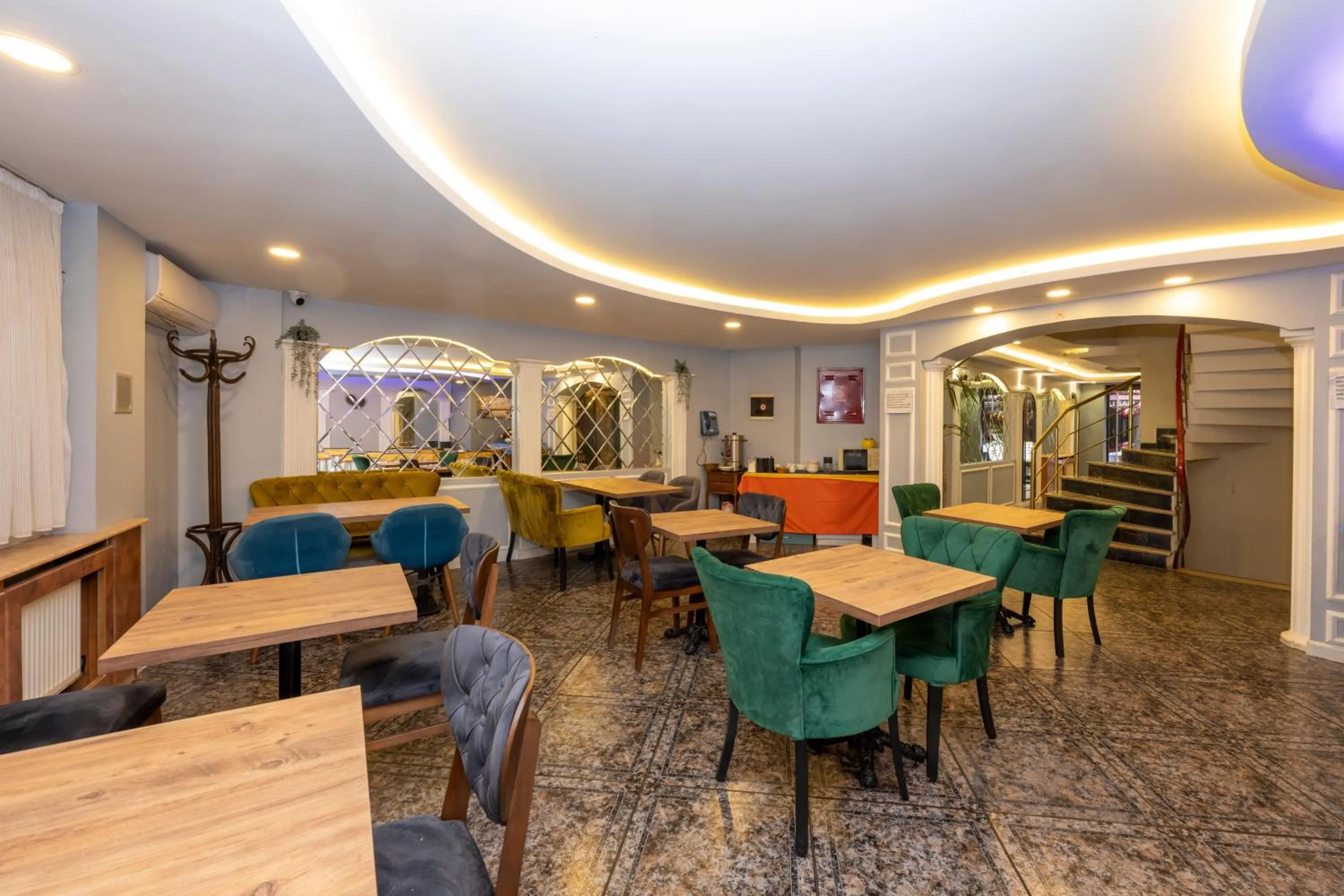 Restaurant/places to eat in Hotel Devman