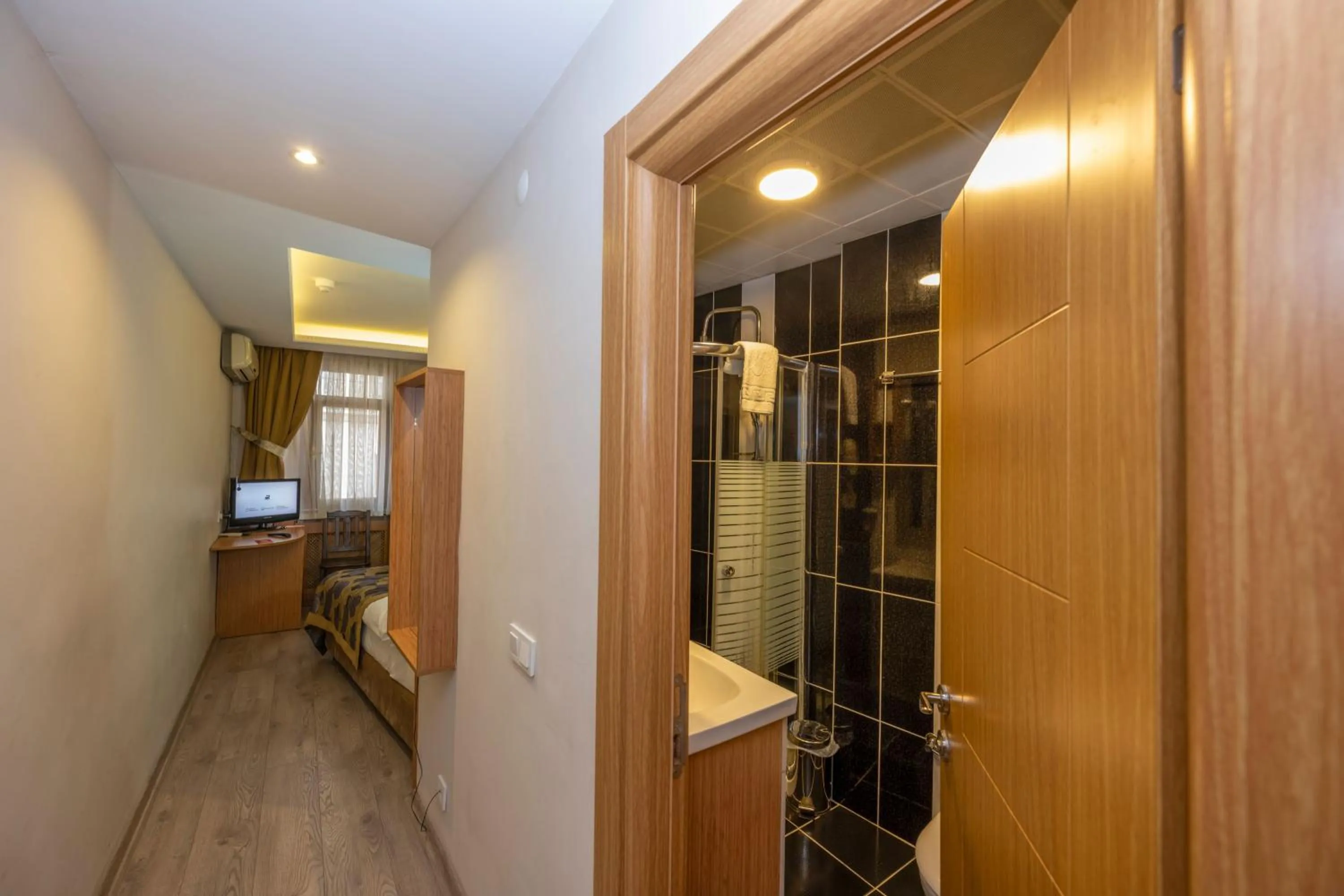 Shower in Hotel Devman