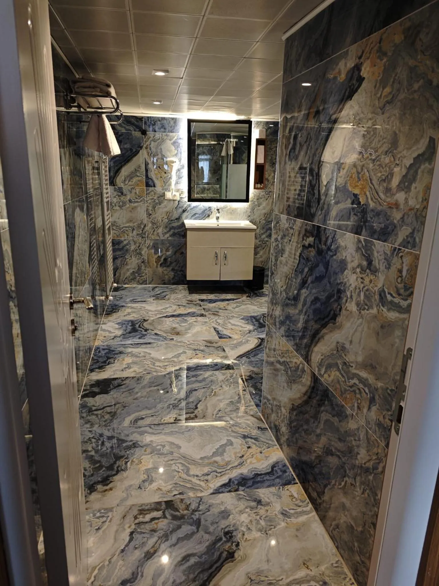 Shower in Hotel Devman