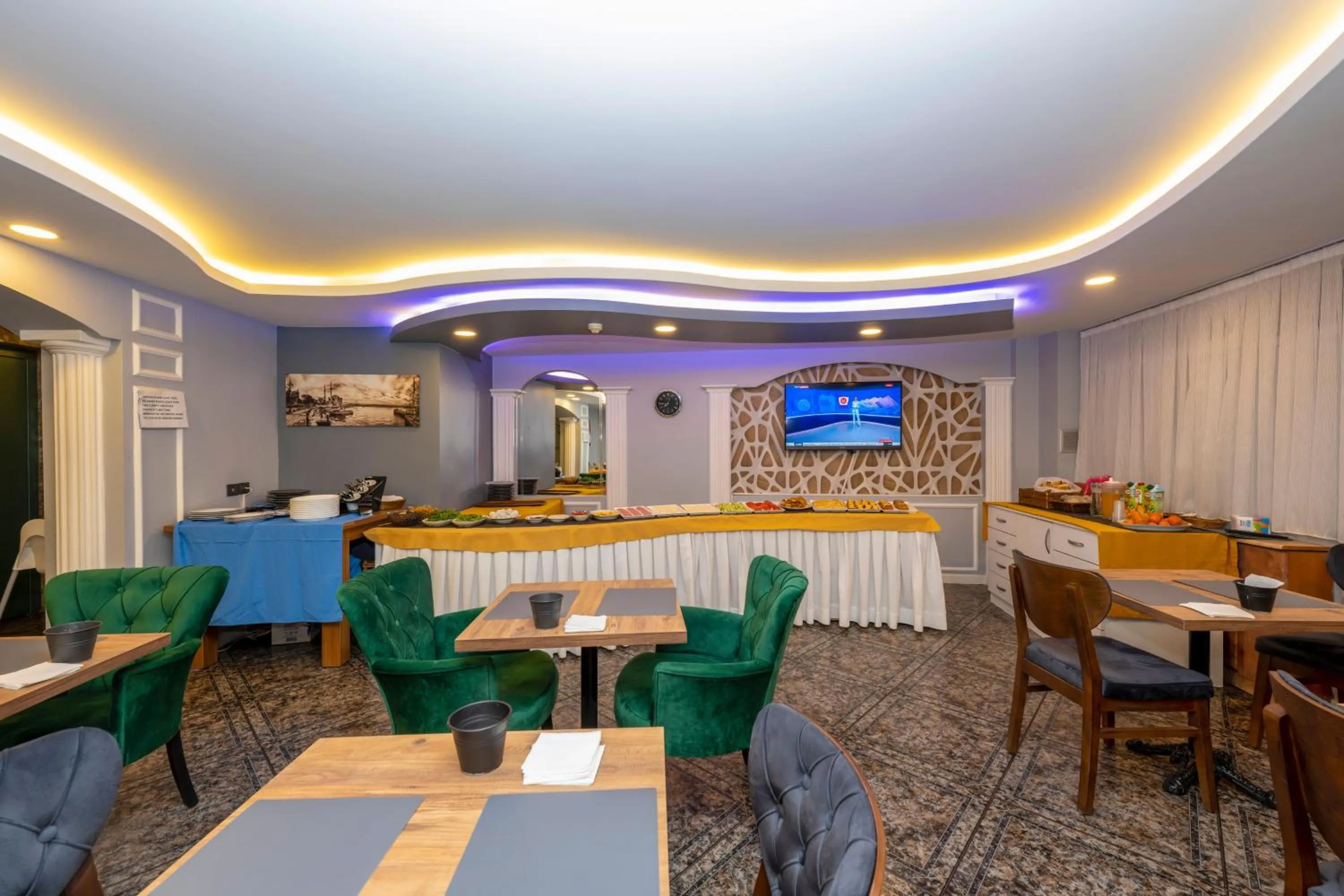 Restaurant/places to eat in Hotel Devman
